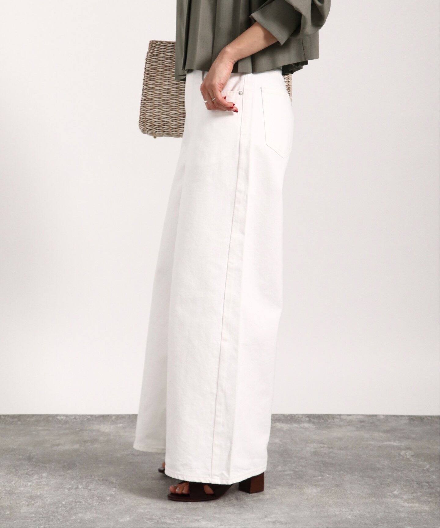 woadblue × エディター坪田あさみ】WIDE PANTS（ホワイト）（デニム 