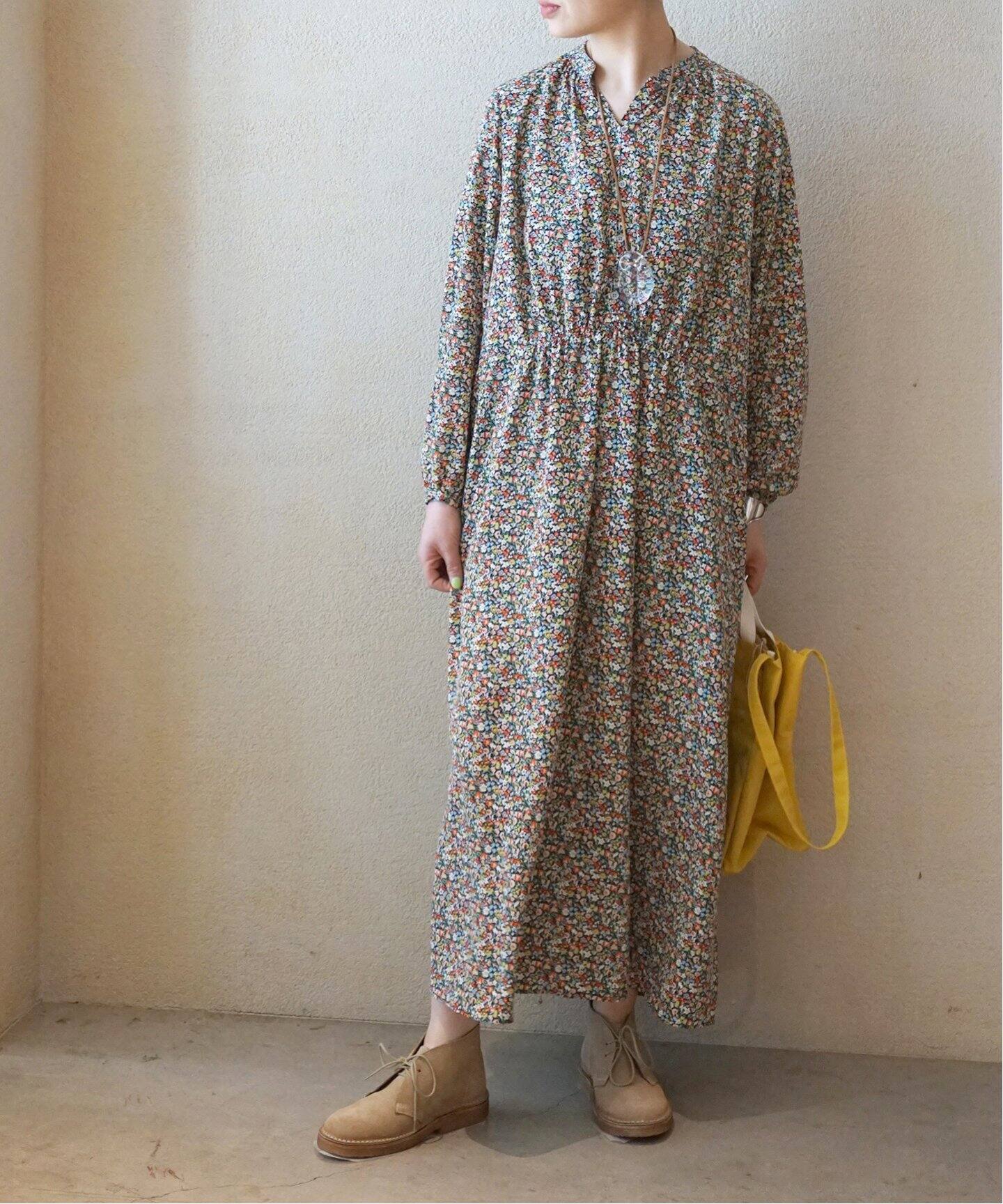 フラワーデシン スタンドカラーギャザーワンピース（ワンピース  