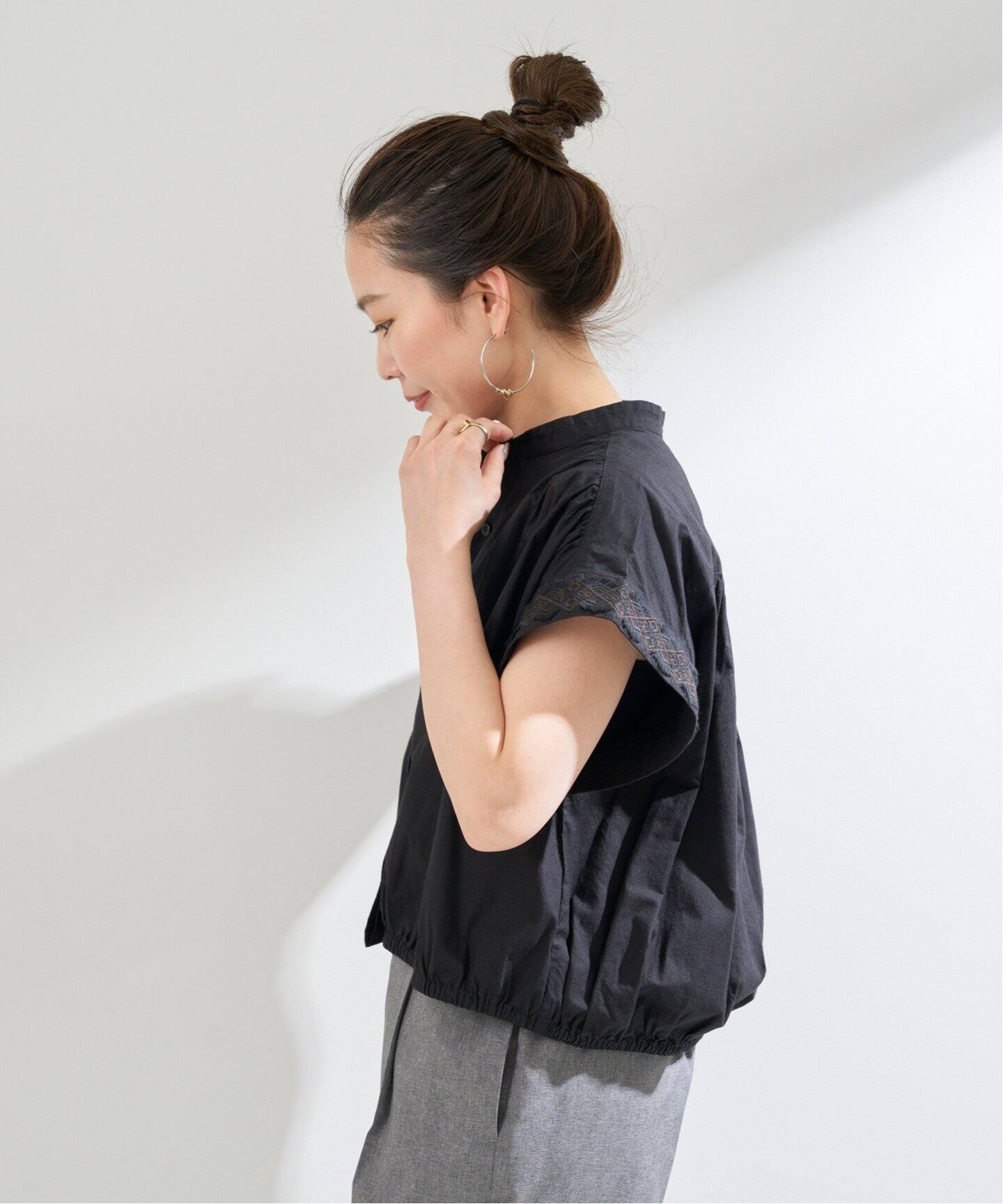 一部WEB限定カラー】袖刺繍ブラウス（シャツ／ブラウス）｜B.C STOCK