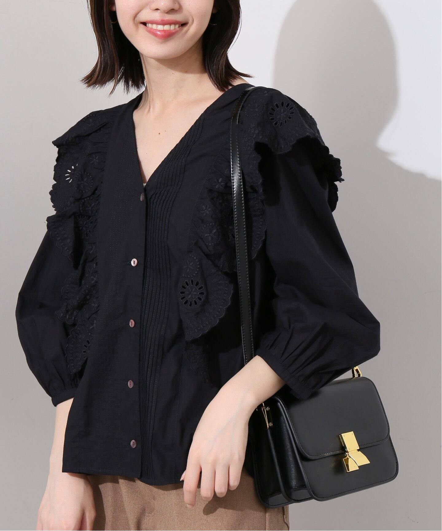 刺しゅうフリルVネックブラウス（シャツ／ブラウス）｜SLOBE IENA  