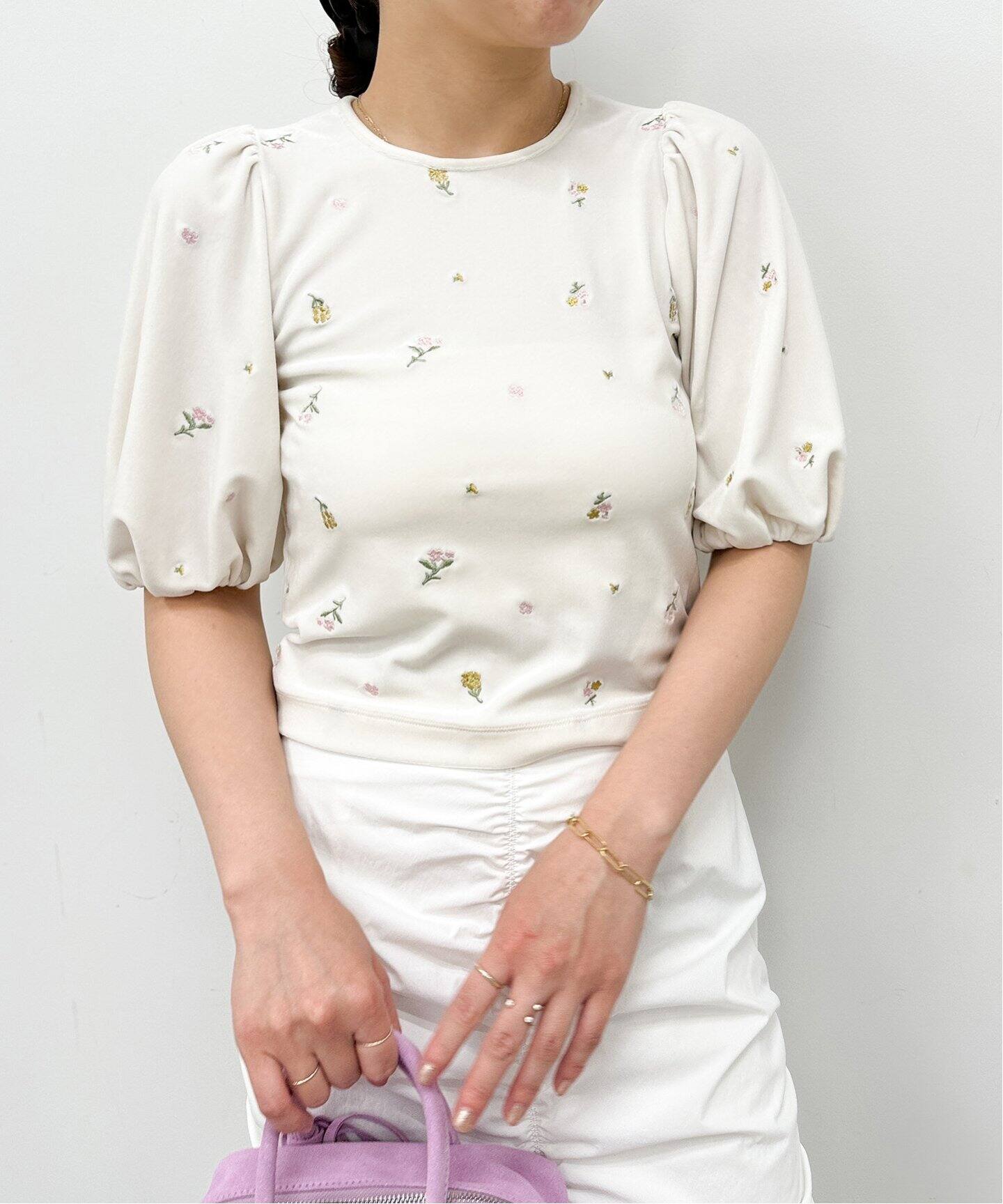 パフスリーブベロア刺繍トップス（Tシャツ／カットソー）｜U by