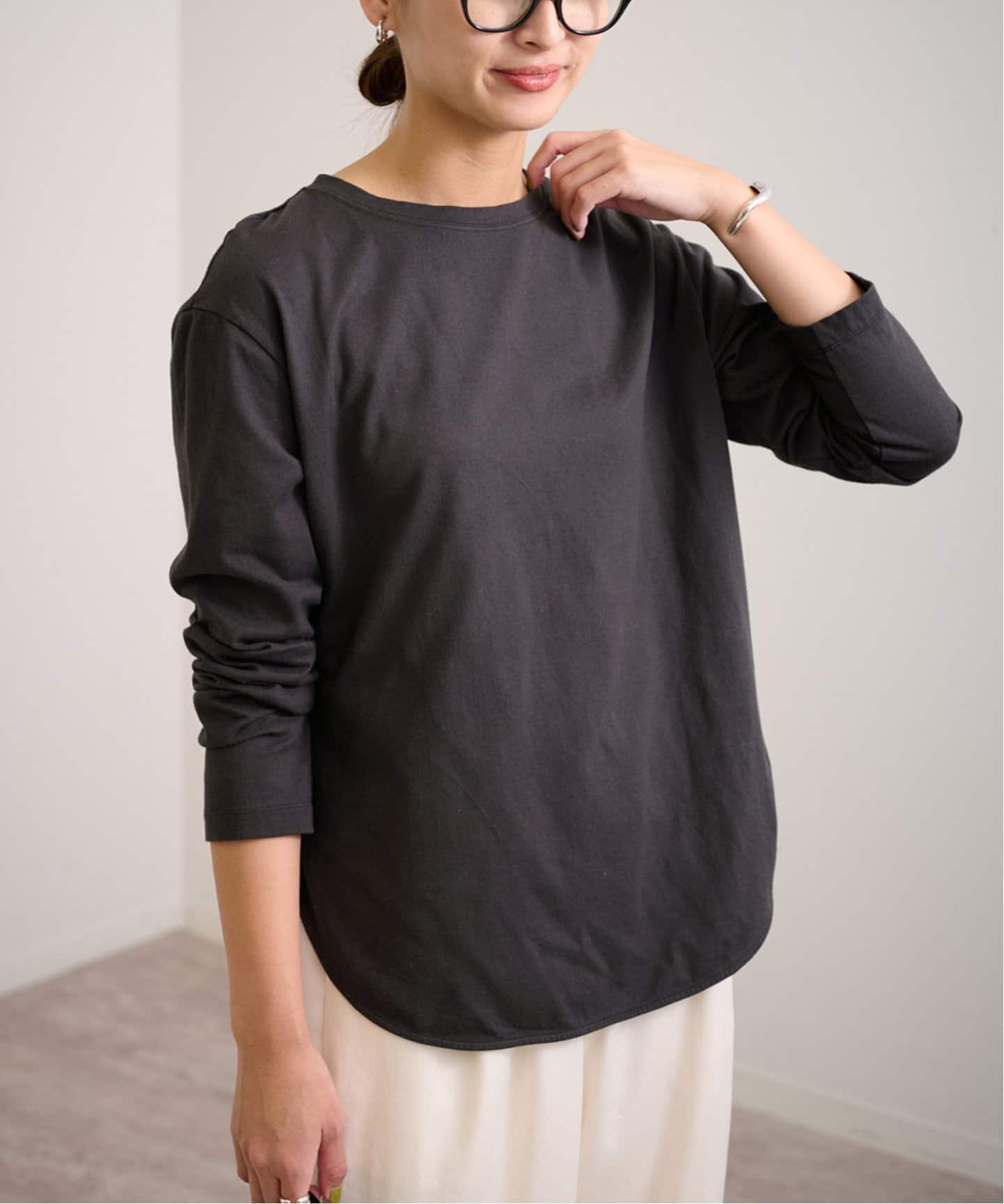 ヨリ　ラウンドヘム天竺カットソー　ネイビー　新品 yori(ヨリ)の「ラウンドヘム天竺カットソー【2022SM】6月下旬発売予定