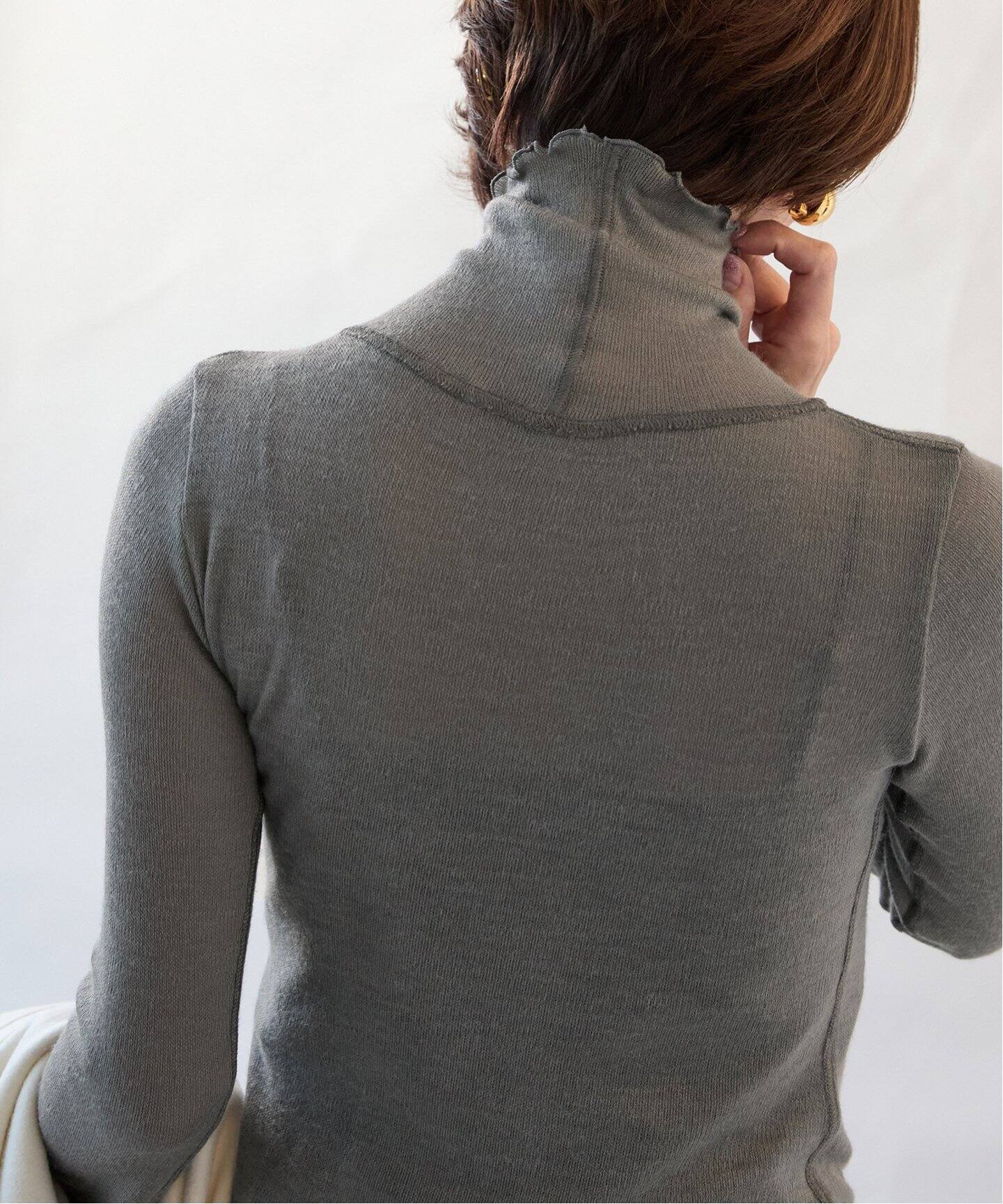 TOQUE （トック）ハリヌキスムスハイネックプルオーバー 