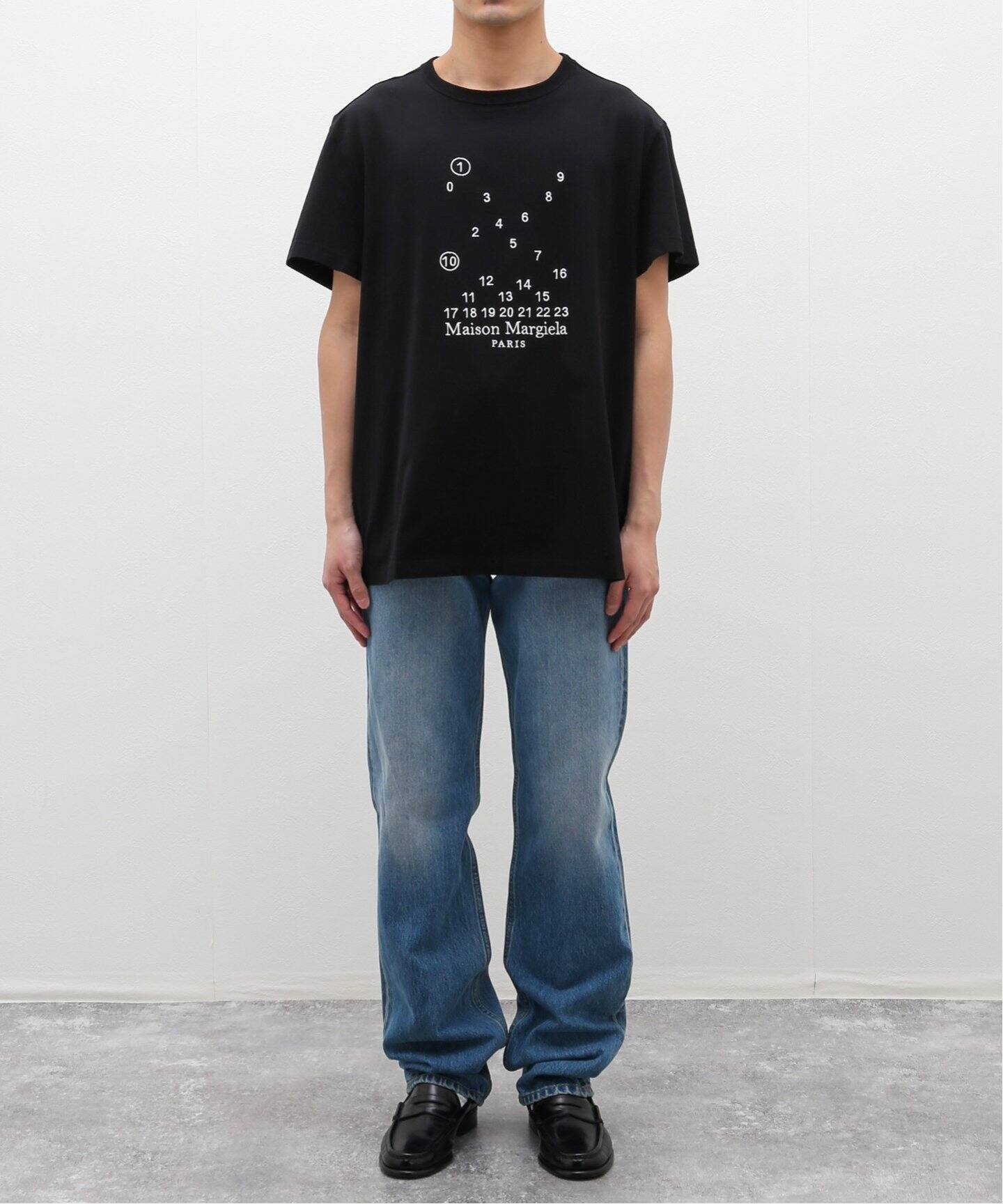 MAISON MARGIELA / メゾン マルジェラ】 Calender Graphic Logo T-（T 