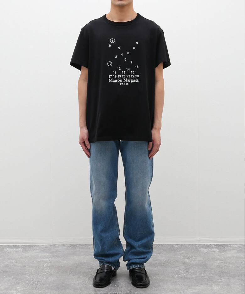 MAISON MARGIELA / メゾン マルジェラ】 Calender Graphic Logo T-（T 
