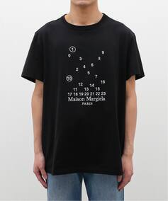 MAISON MARGIELA / メゾン マルジェラ】 Calender Graphic Logo T-（T