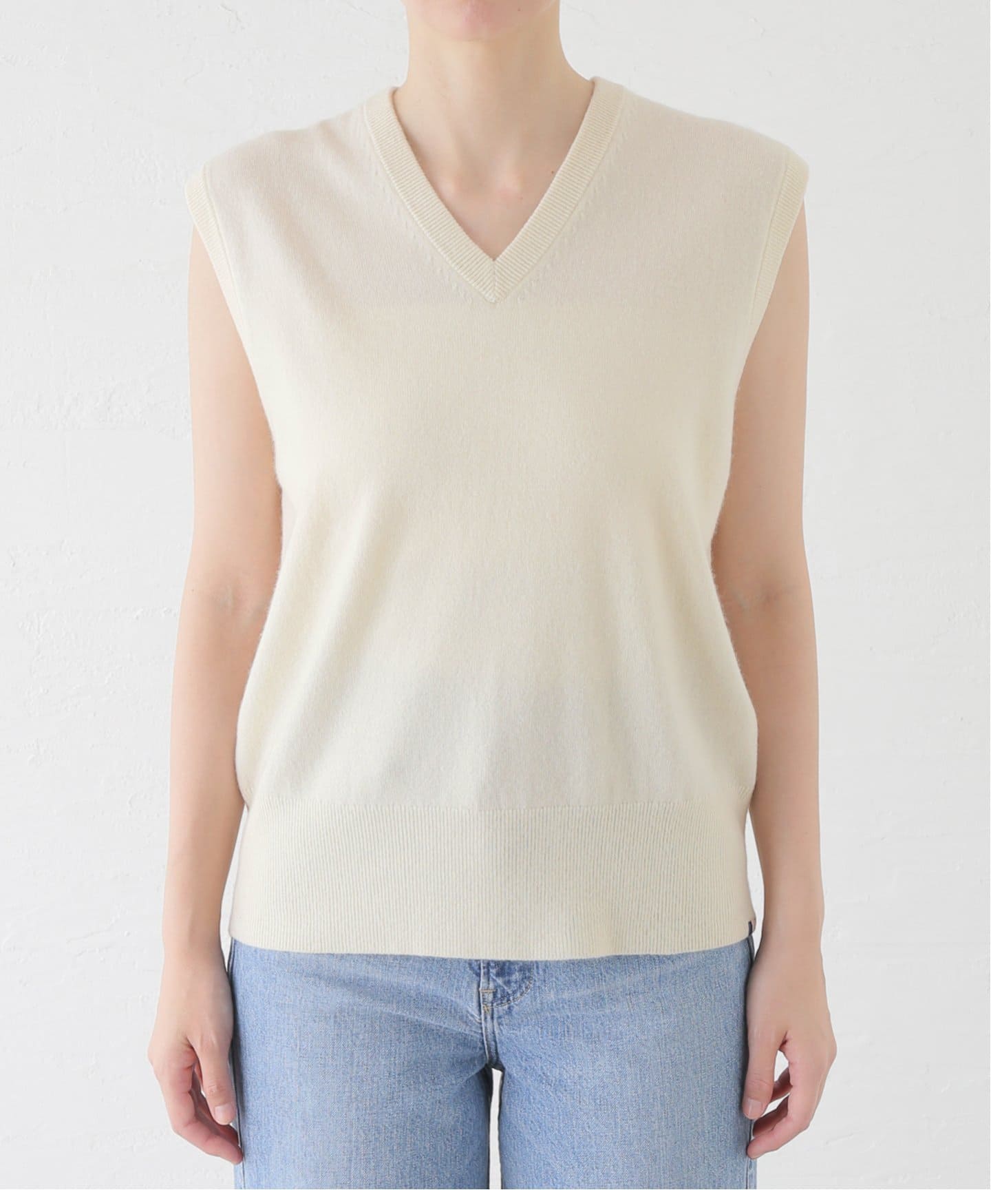 extreme cashmere ベージュ Vネック ニットベスト extreme cashmere（エクストリーム カシミヤ）のベスト通販｜BEAMS