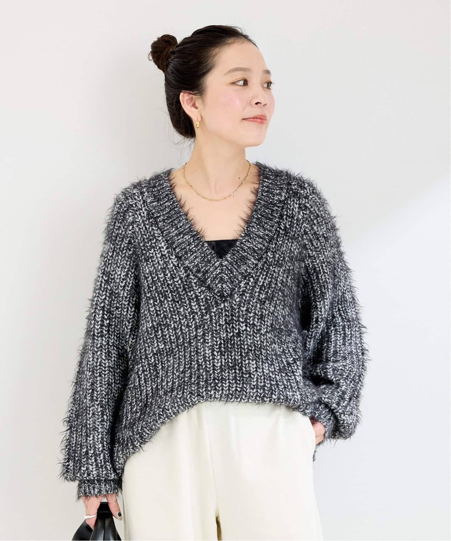 overE ラメ入りサマーVネックパネルニット：ブラック POP UP ITEM 24.05 ｜overE/オーバーイー |胸が大きな女性のため