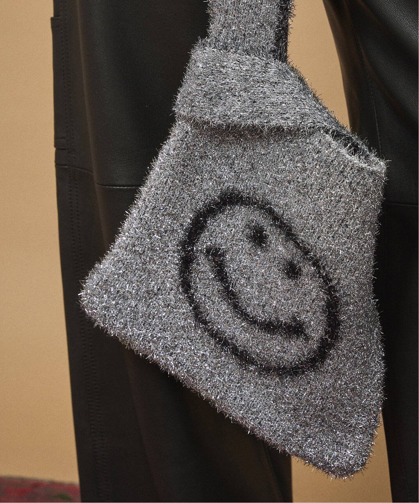 シルバー スマイルマーク クラッチバッグ