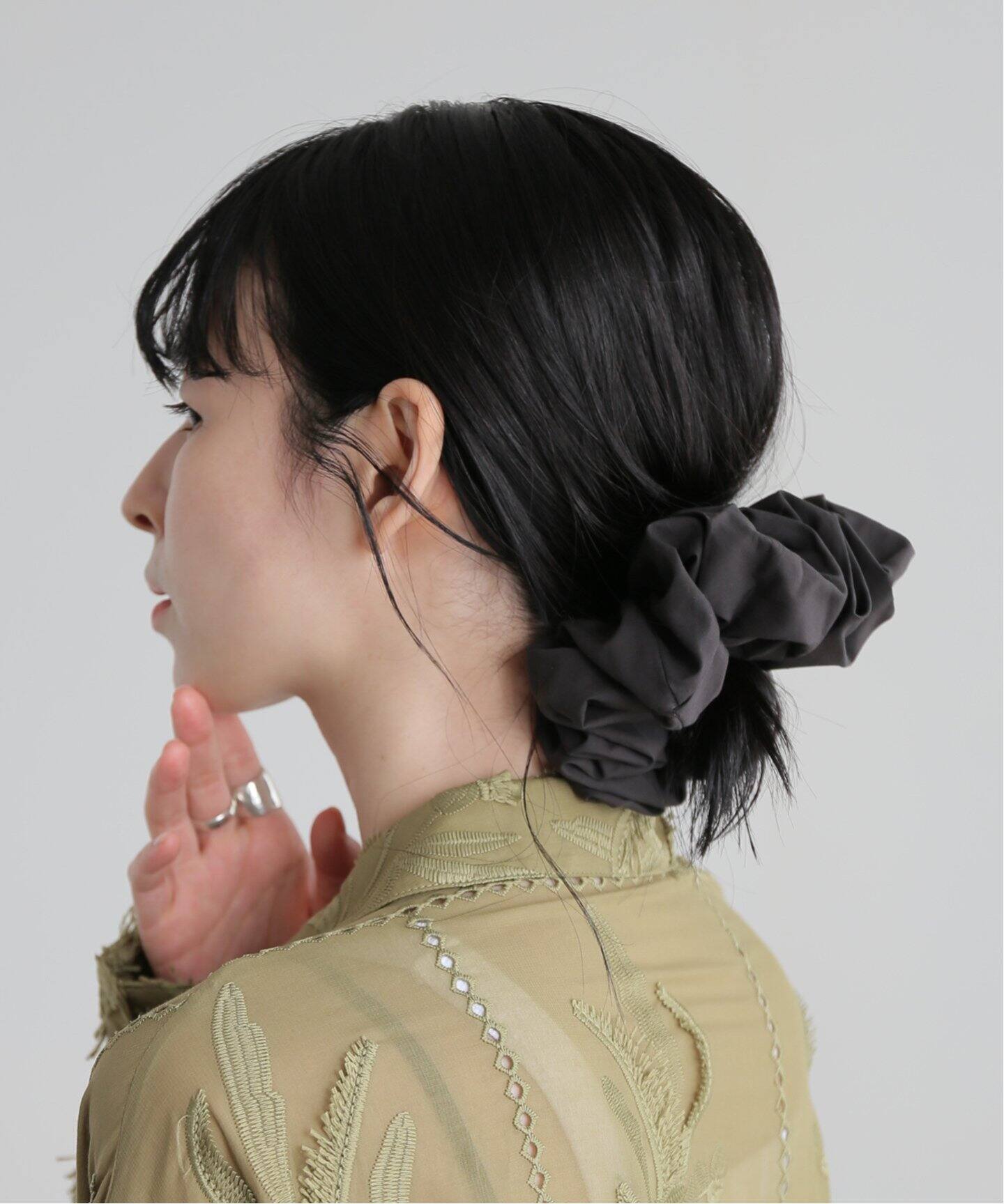 MARYAM NASSIR ZADEH Camellia シュシュ Marine MARYAM NASSIR ZADEH】 CAMELLIA SCRUNCHIE（ヘアアクセサリー
