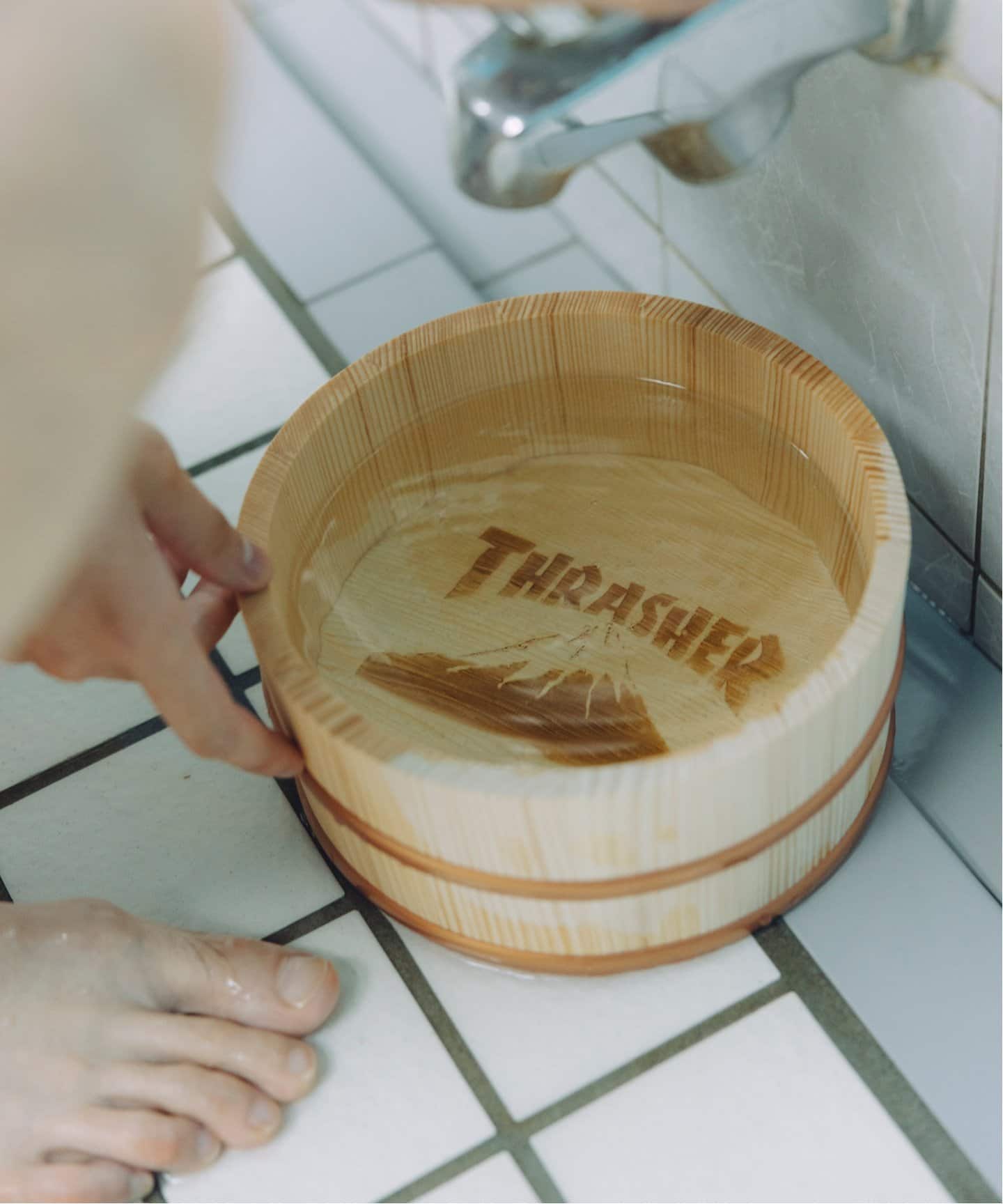 ダヤンのイラスト入り木製湯桶とボールとバスローブセット THRASHER / スラッシャー 木桶 × FUJI × LOGO（ランドリー／バス