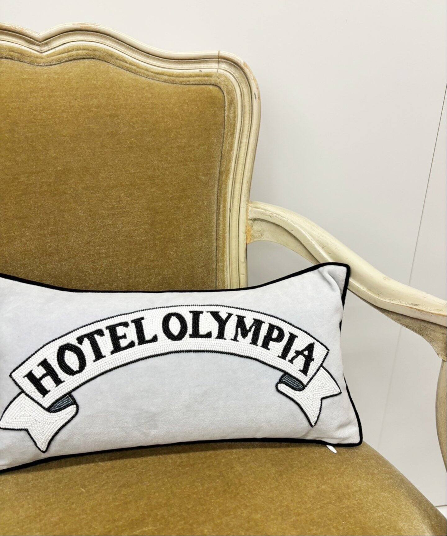HOTEL OLYMPIA/ホテルオランピア】Ribbon Logo velvet pillow（その他 