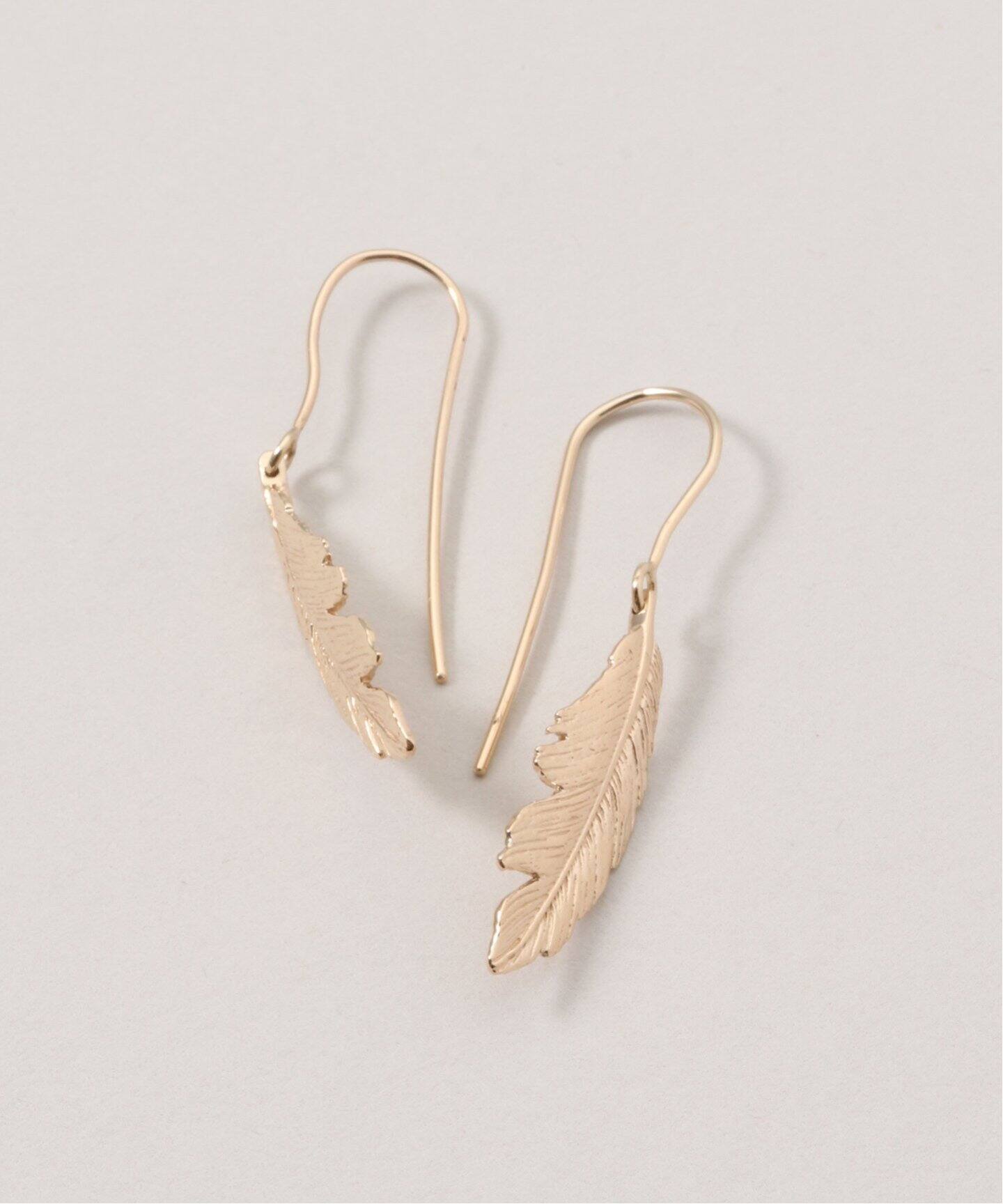 MANON/マノン】 feather earrings small（ピアス（両耳用））｜L  