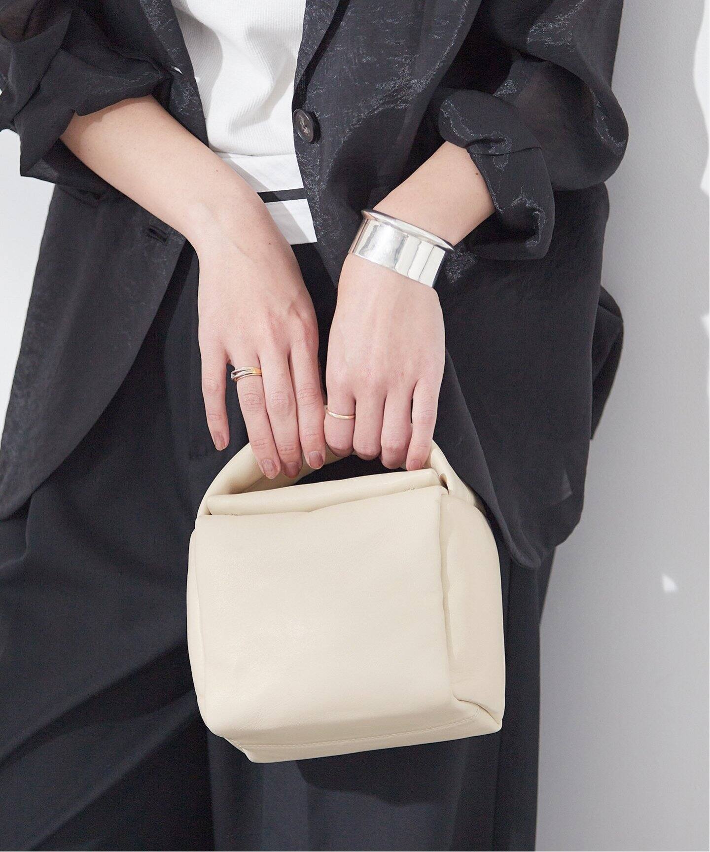 Bucket Baggage Puff Cube Small バケットバゲージ - ハンドバッグ