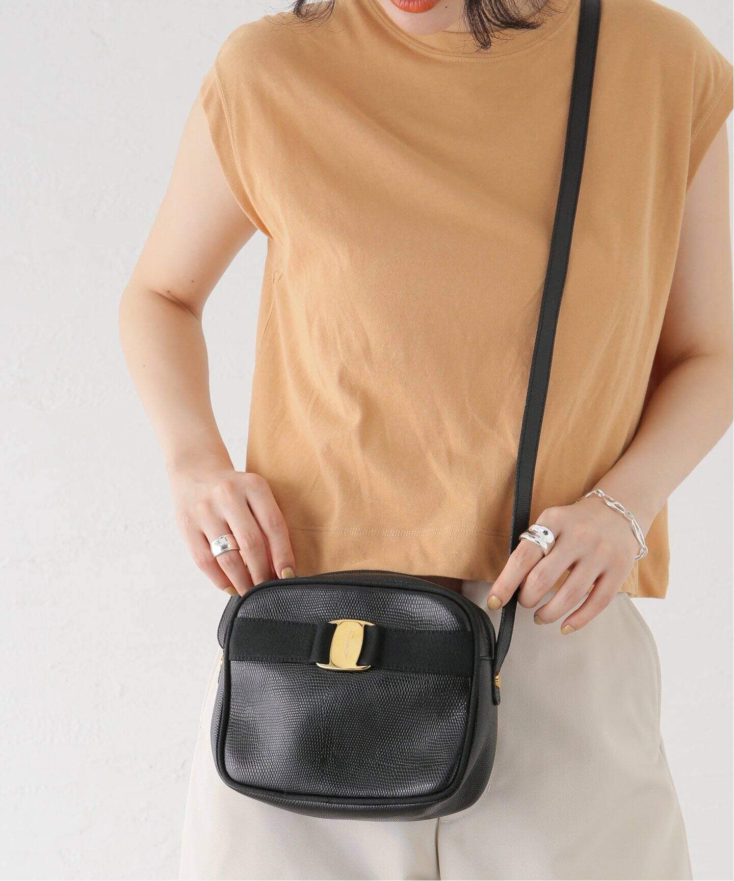 VINTAGE FERRAGAMO/フェラガモ】 Vara ショルダーバッグ 18 