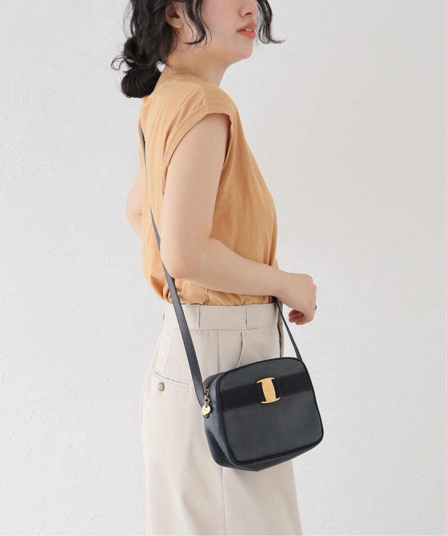 VINTAGE FERRAGAMO/フェラガモ】 Vara ショルダーバッグ 18 