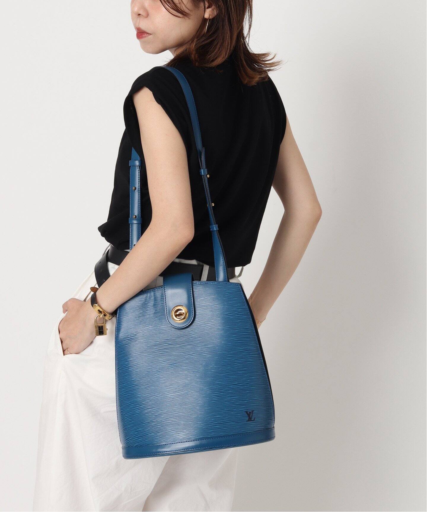 くすみブルーが可愛い 物が出しやすい LouisVuitton Dianeバック