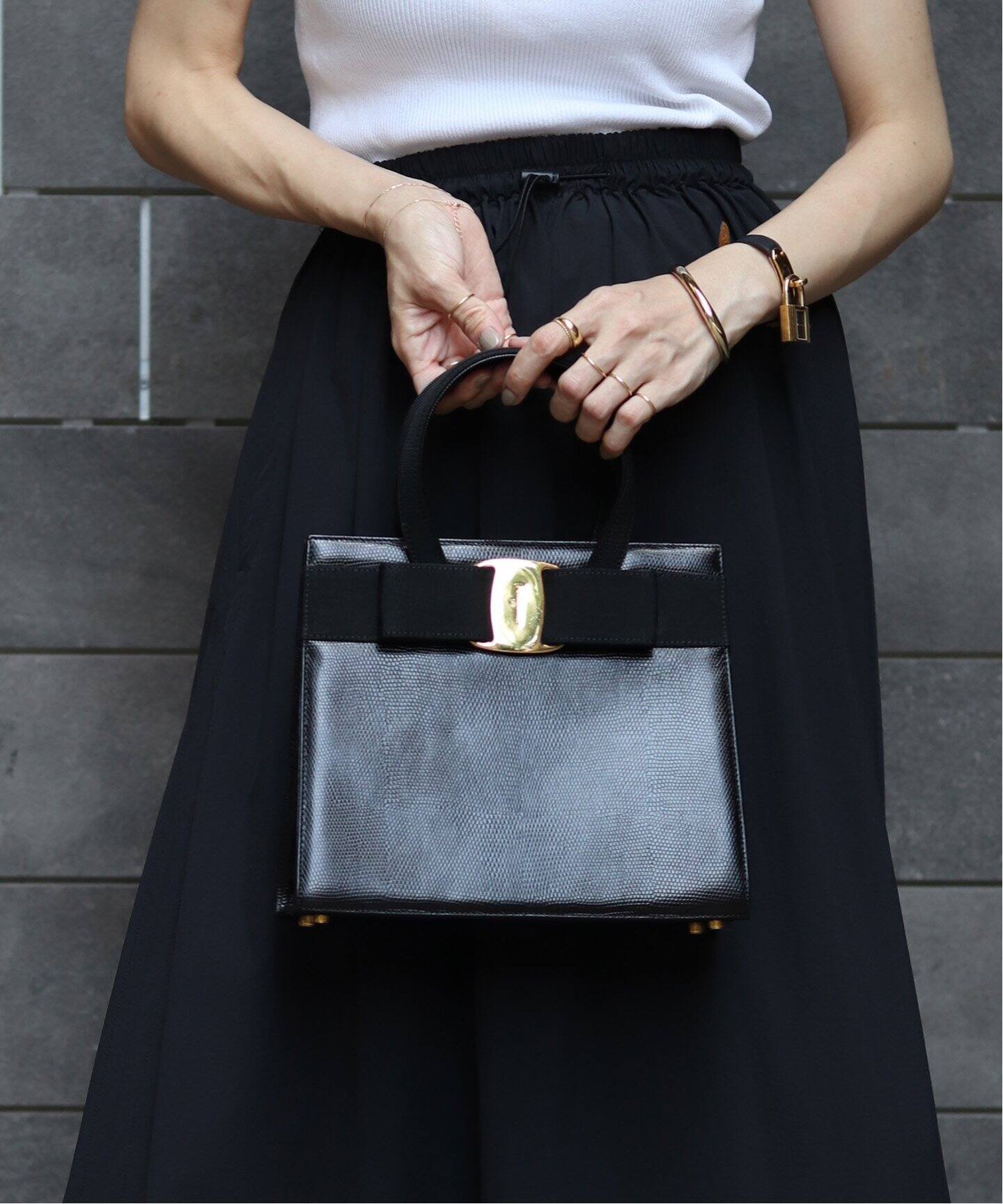 美品》Ferragamo つまらなく （フェラガモ ）ナイロン素材 ハンドバッグ 黒 