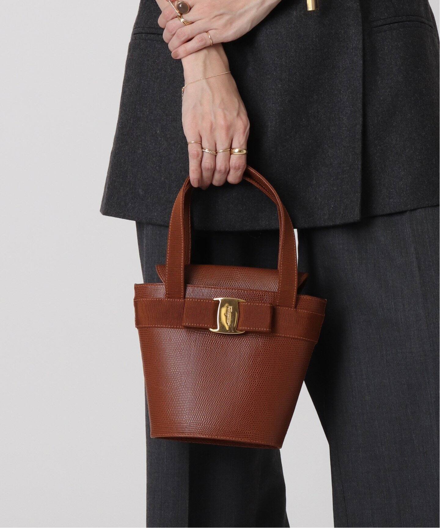 ☆美品 サルヴァトーレフェラガモ ハンドバッグ ヴァラリボン バケツ型  