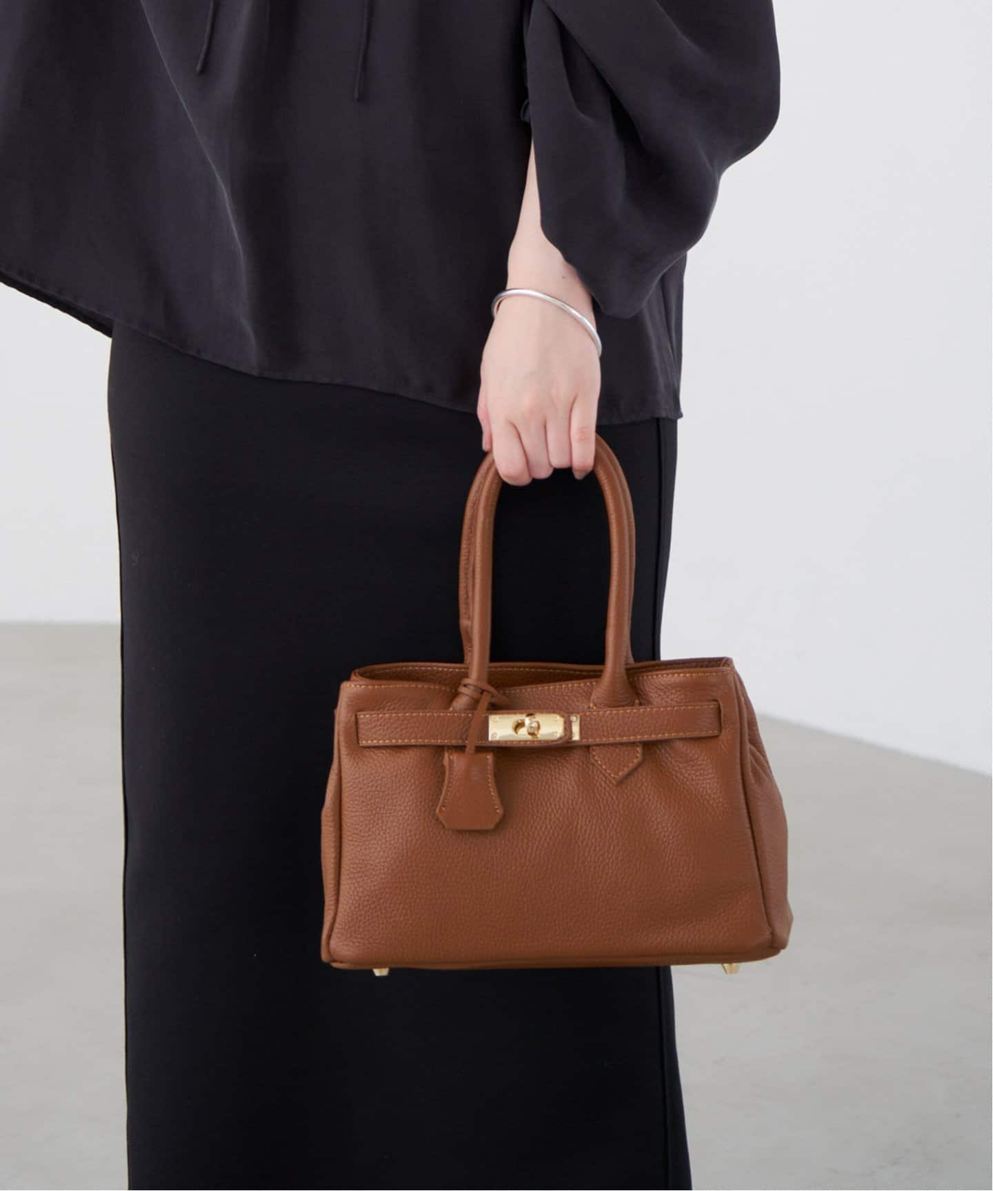 追加》AULENTTI/オウレンティ ベルト付きレザー MIDI BAG バッグ