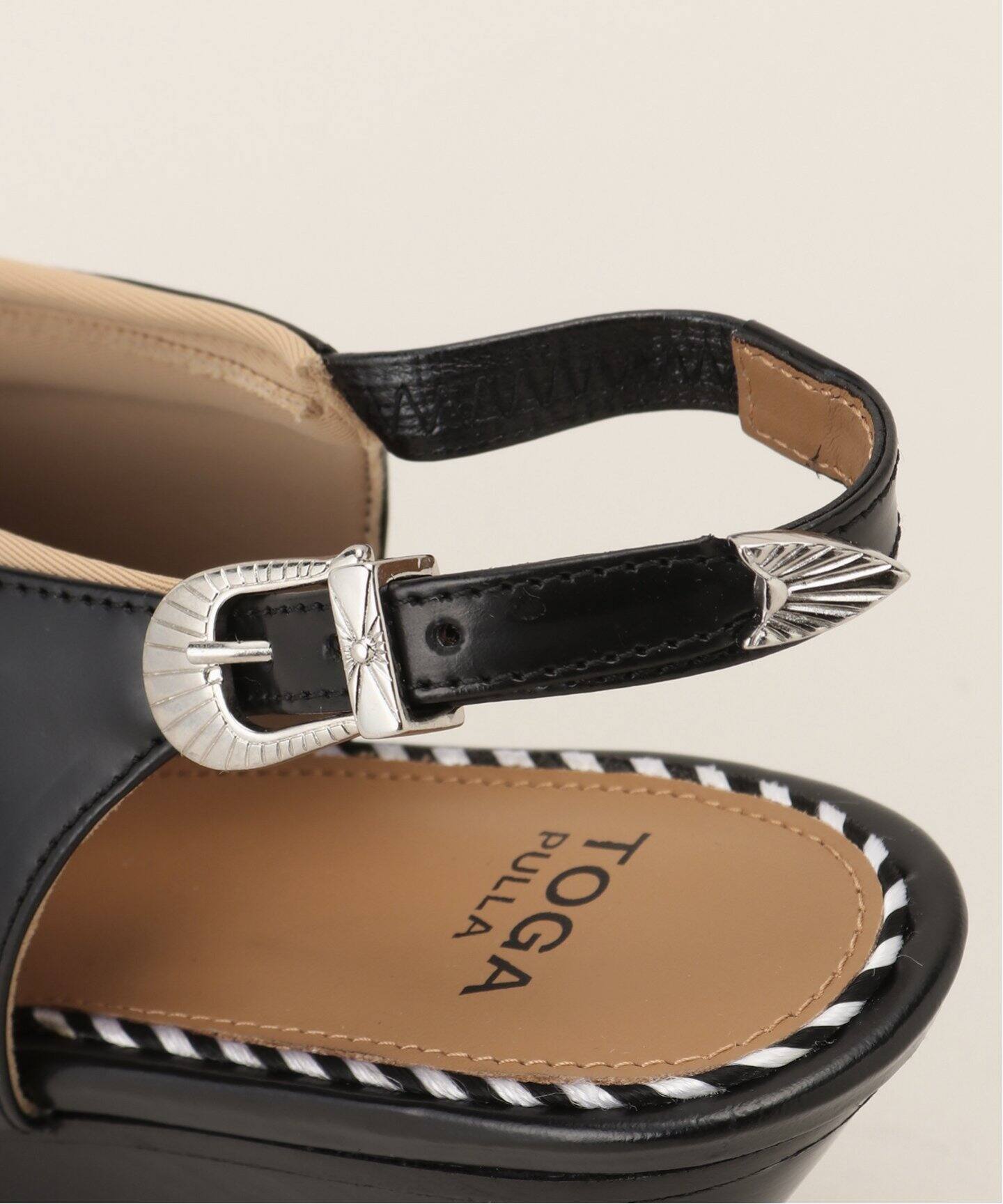 TOGA PULLA/トーガプルラ】Back strap heel パンプス（パンプス 