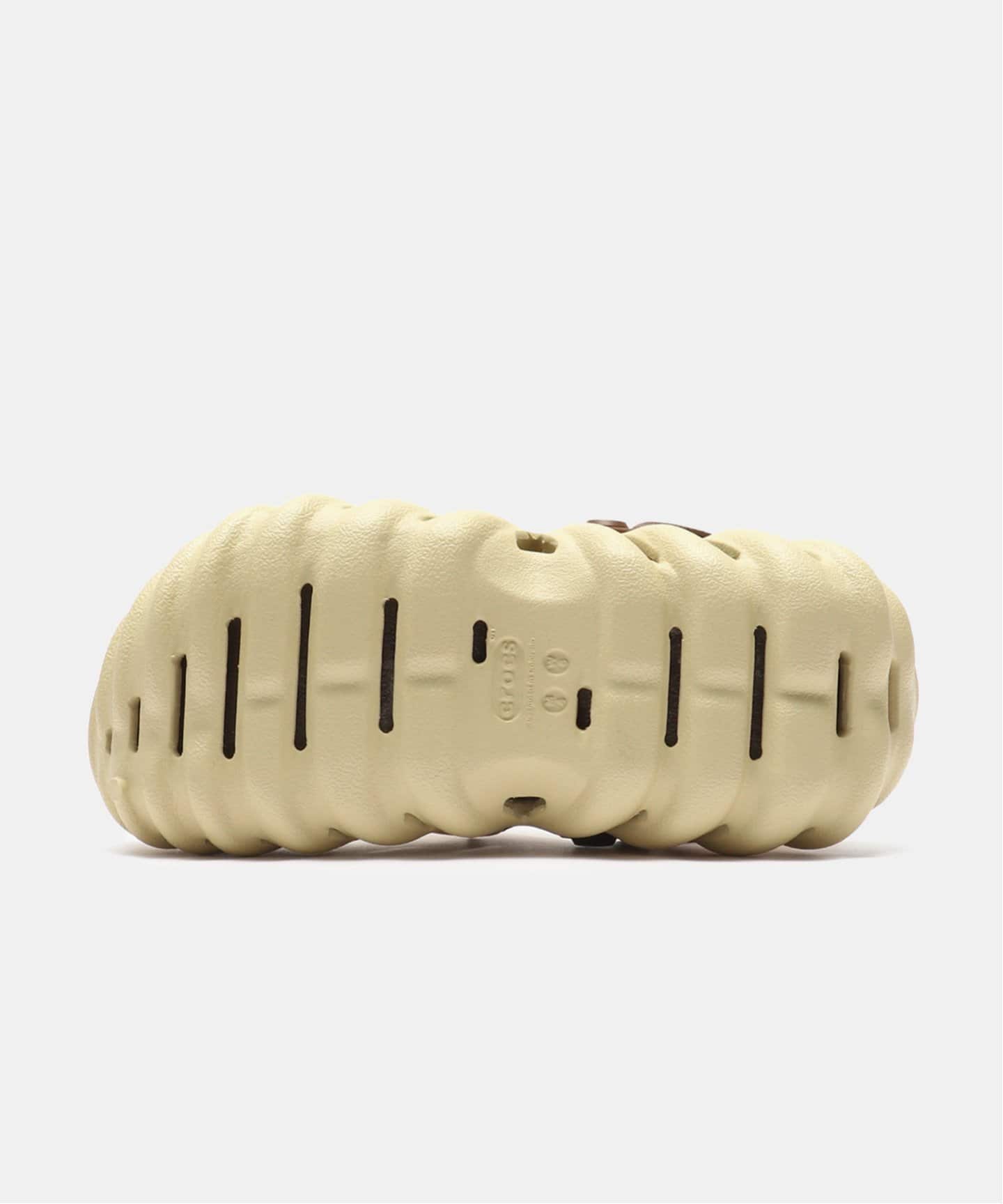 【関税込み】Crocs ベージュ Echo Sandstorm スニーカー 関税込み】Crocs ベージュ Echo Sandstorm スニーカー (CROCS