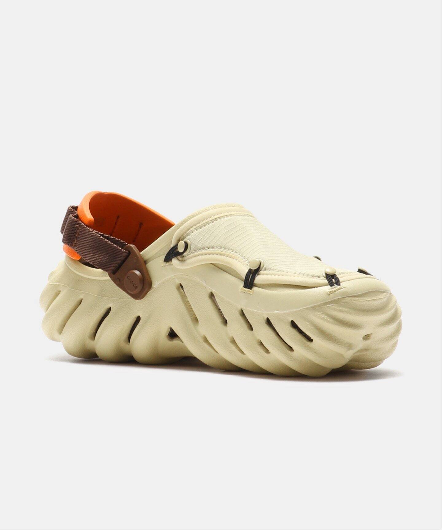 【関税込み】Crocs ベージュ Echo Storm Sandstorm スリッポン Crocsのベージュ Echo Storm Sandstorm スリッポンがセール中