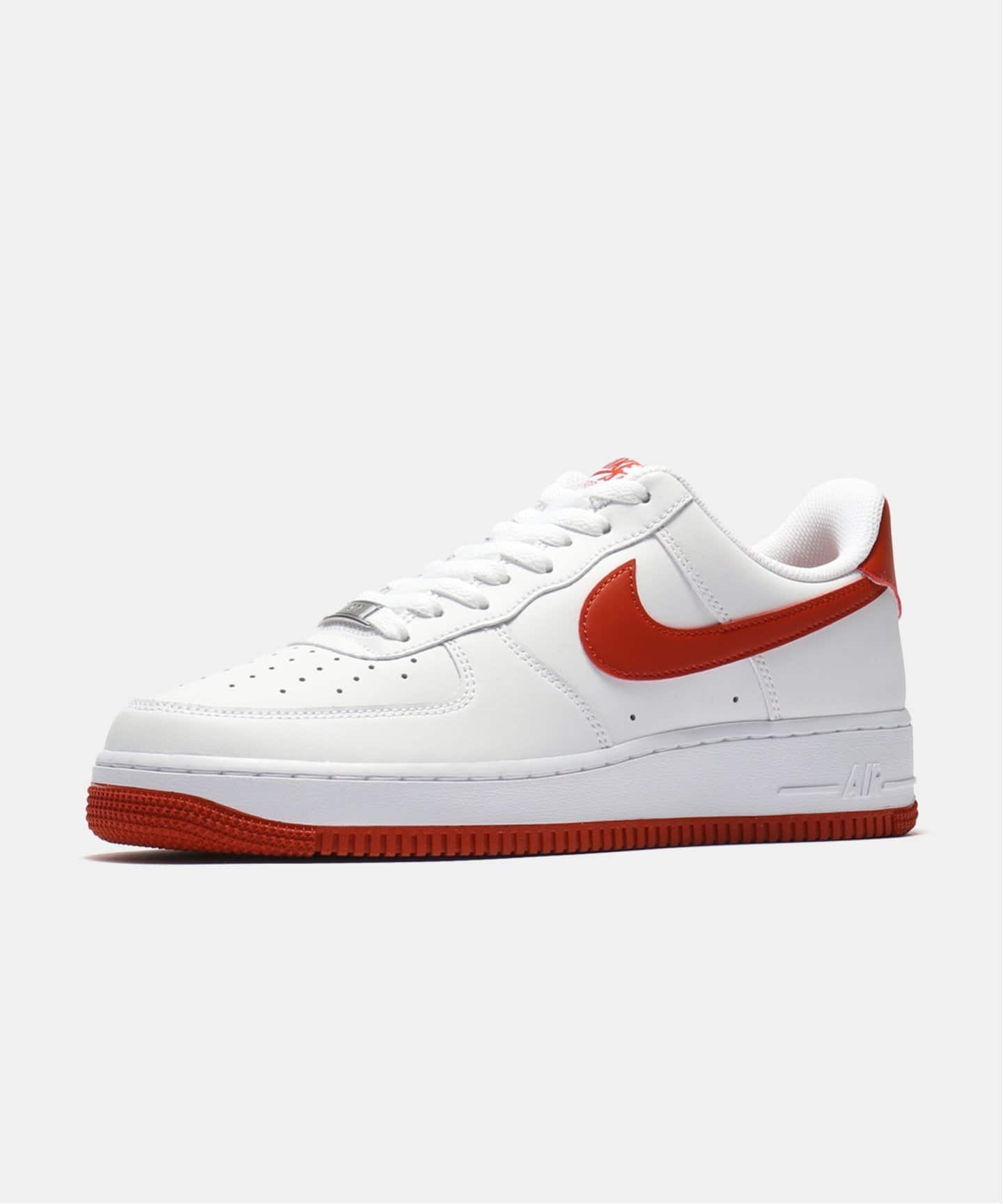 周りと差がつく NIKE AF1 オレンジ FJ4146-106 NIKE AIR FORCE 1 07 FJ4146-106（スニーカー）｜HERRINGBONE