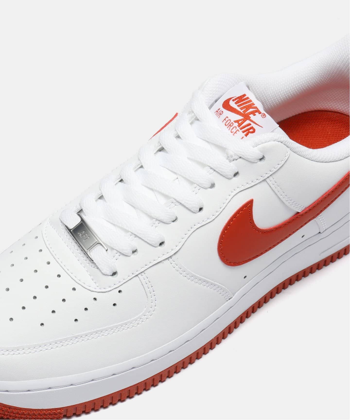 周りと差がつく NIKE AF1 オレンジ FJ4146-106 NIKE AIR FORCE 1 07 FJ4146-106（スニーカー）｜HERRINGBONE