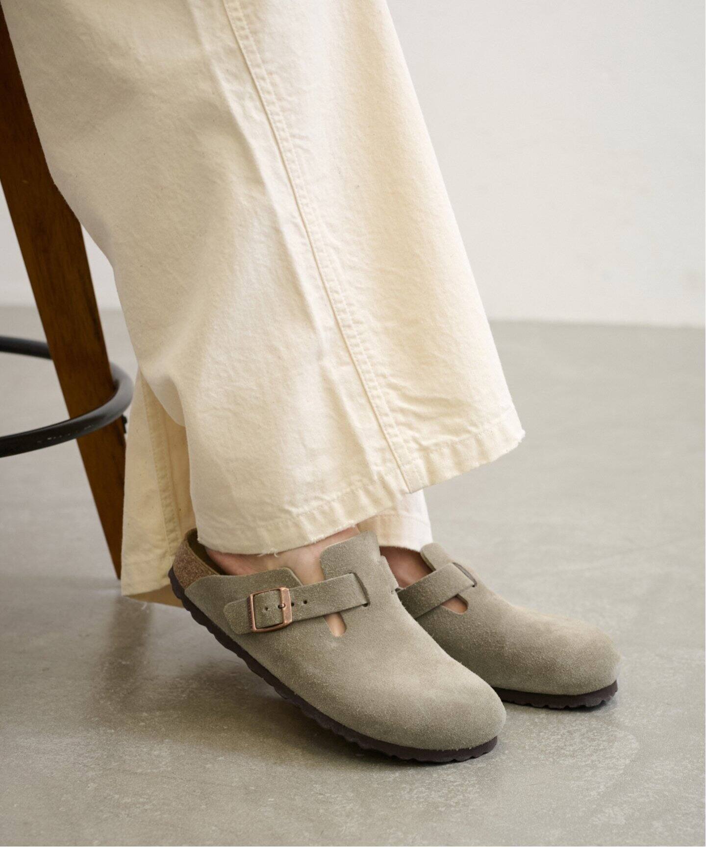 Birkenstock ボストン ベージュ 寝そべり クロッグサンダル