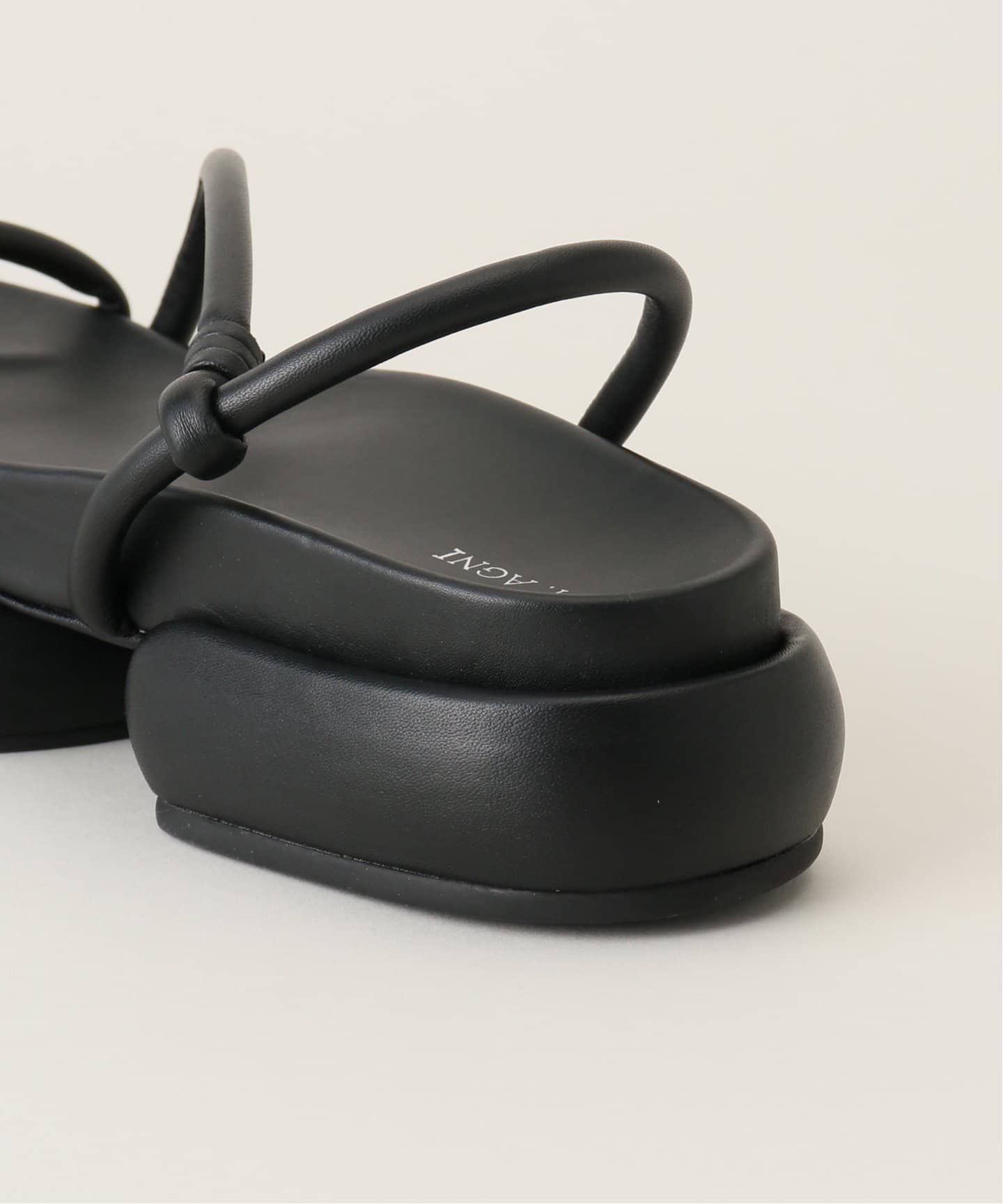 ST. AGNI/セントアグニ　スウェードサンダル ST. AGNI/セントアグニ Strappy Pillow Slides（サンダル