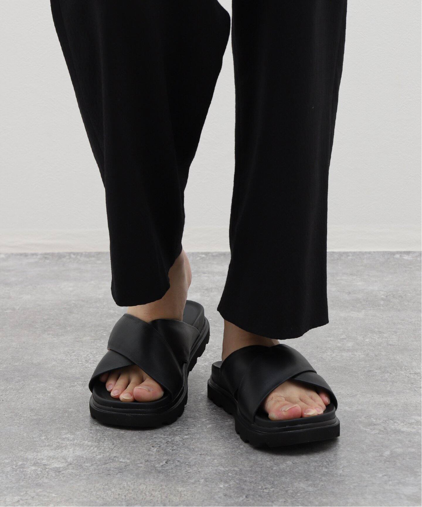 UGG (アグ) M CAPITOLA CROSS SLIDE 1153076（サンダル）｜EDIFICE 