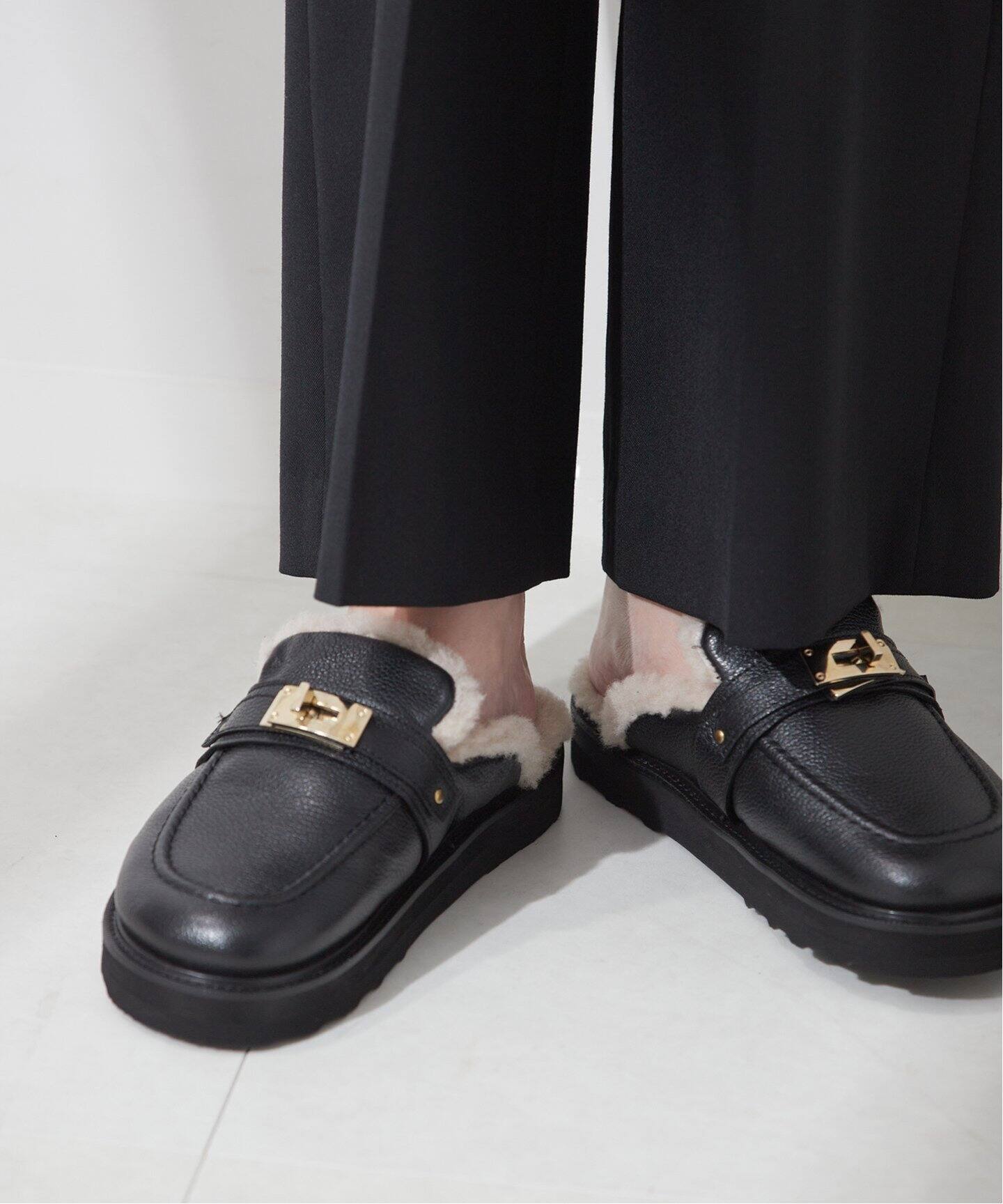 別注》【CAMINANDO】SHEARING BUCKLE SANDALS：フラットシューズ 