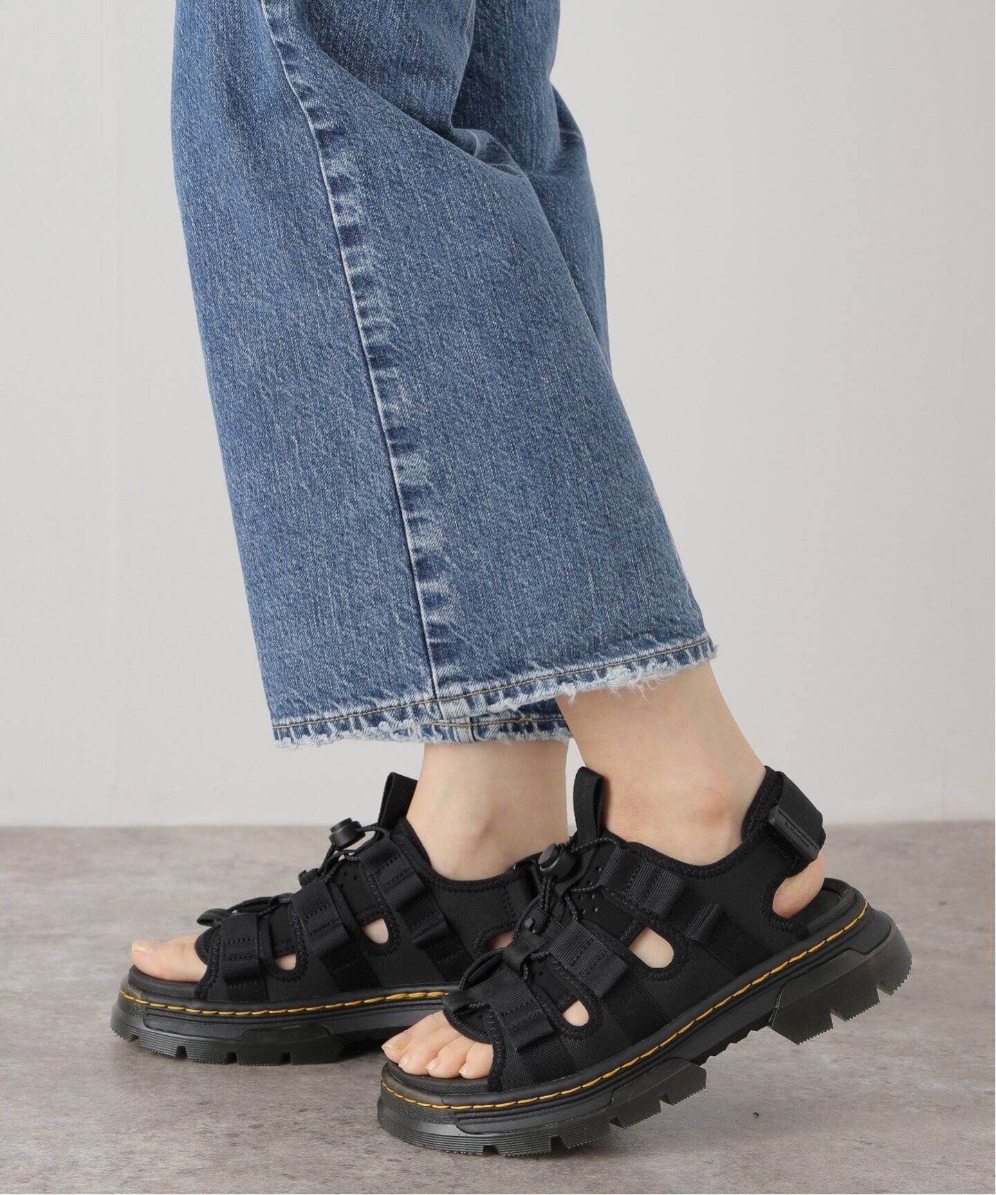 Dr.Martens CHILTON レザーサンダル 築く