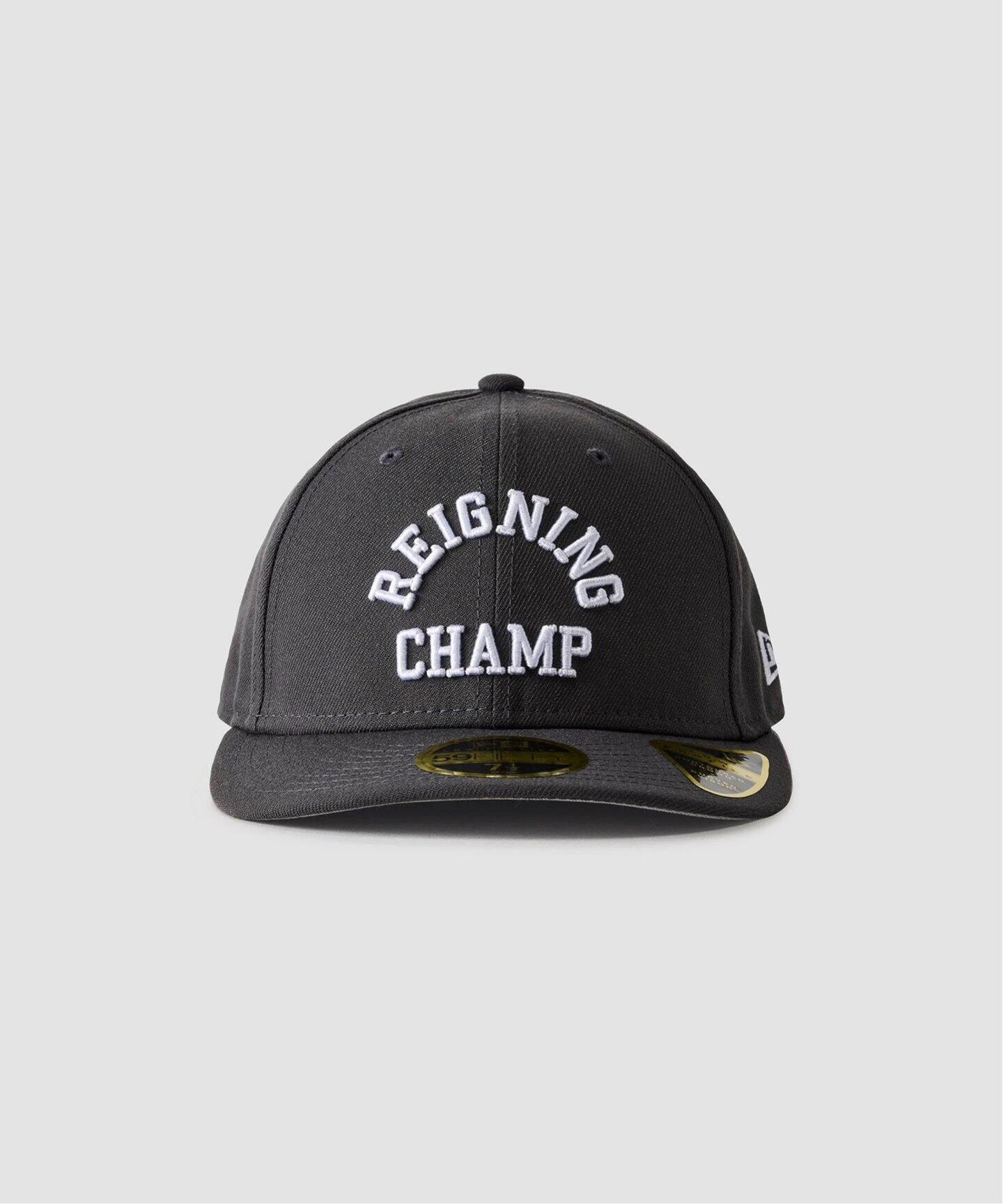【Reigning Champ】ニューエラ 9TWENTY・クレストロゴキャップ NEW ERA LOW PRO 59FIFTY ARCH LOGO CAP（キャップ）｜REIGNING