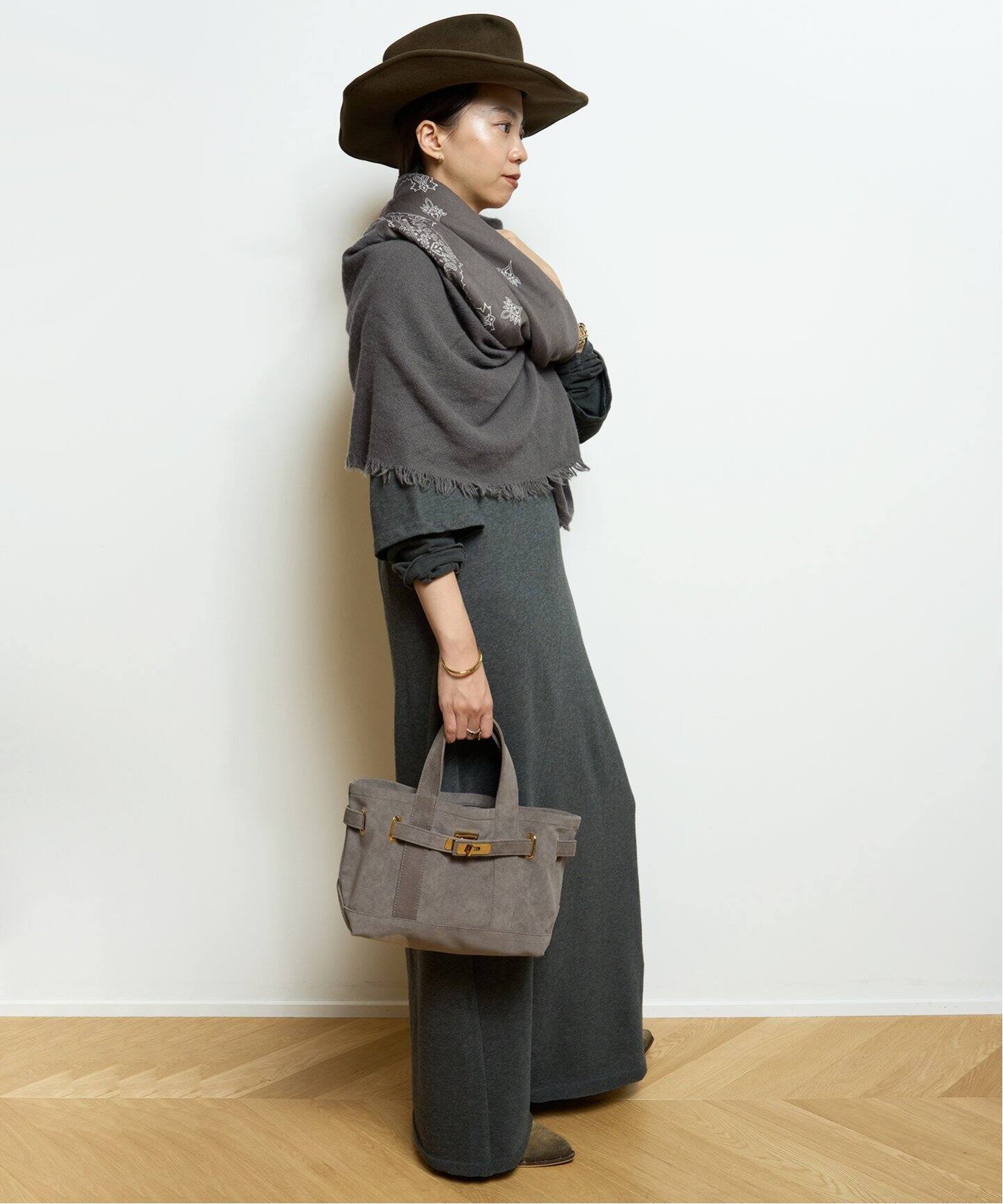 美品！destin デスティン　フリンジ付ストール　140×140ネイビー DESTIN/デスティン】 140*140 PAISLEY CASHMERE ストール