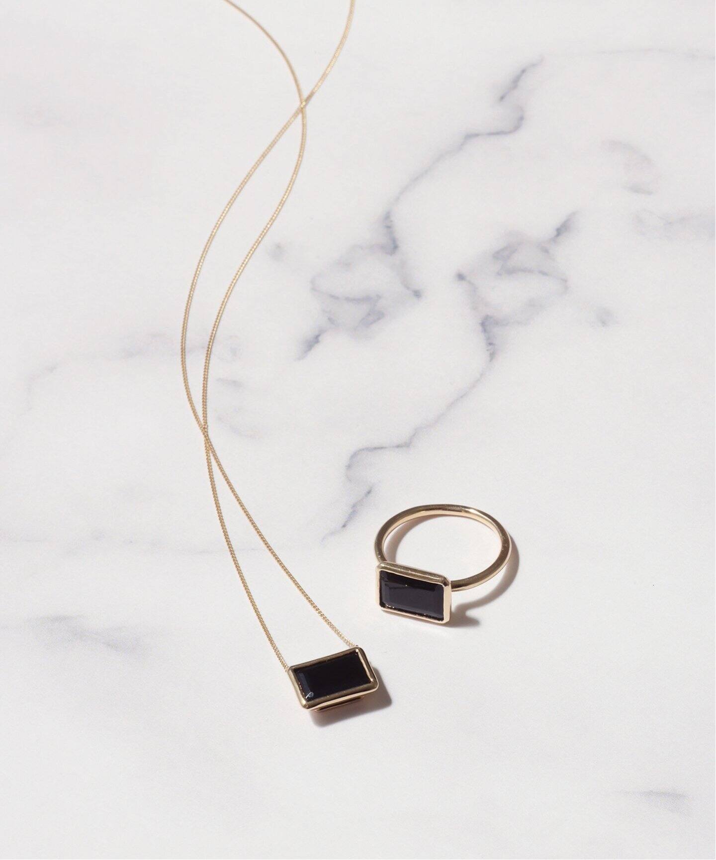 Lilas オーバルオニキスカットリングK10 11号 Lilas 指輪 リング オーバルオニキスカットリングK10 レディース