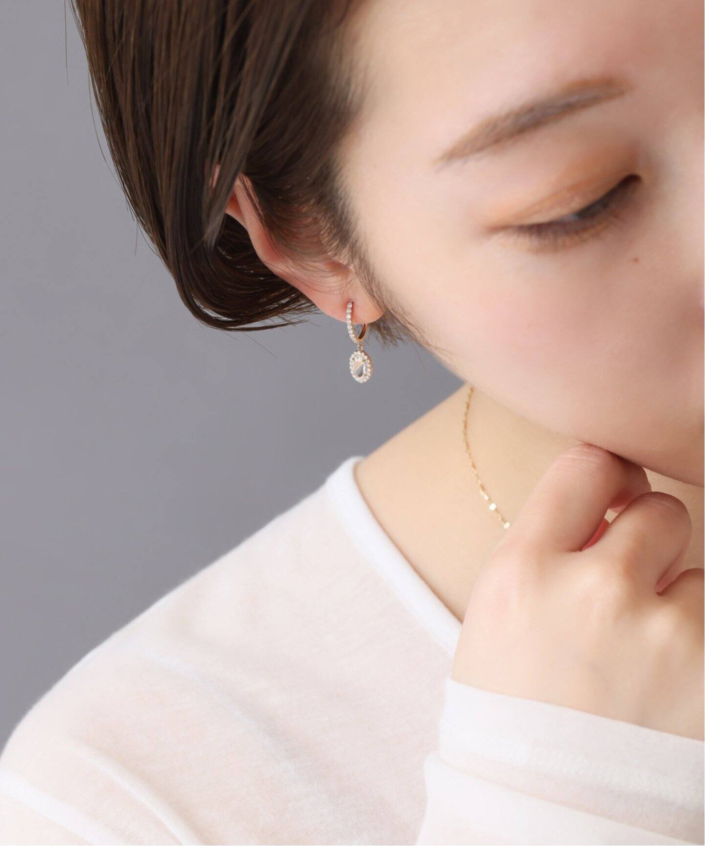 ホワイトトパーズメレダイヤC型ピアス K10(両耳)（ピアス（両耳用  