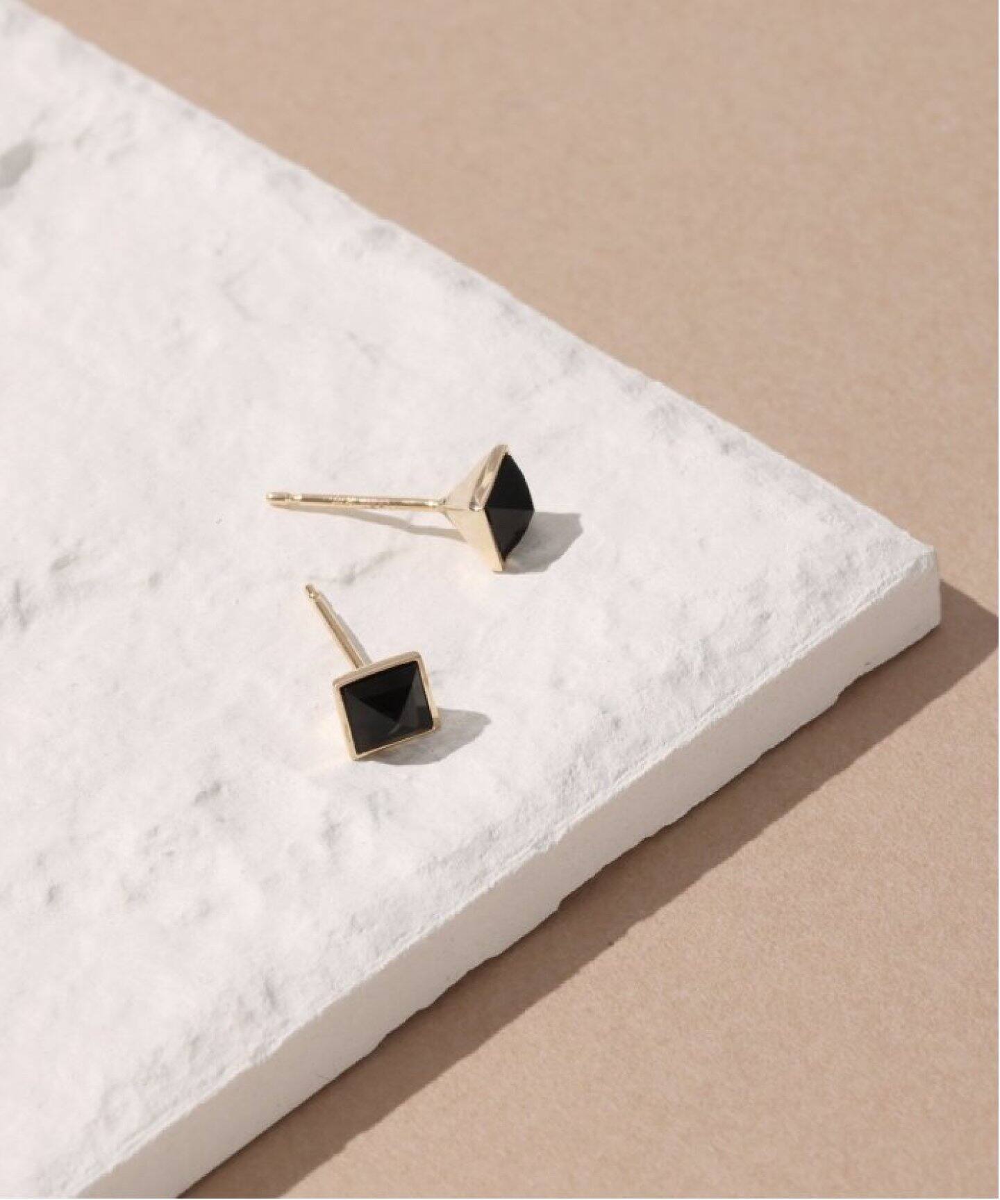 追加》オニキスピラミッドモチーフ4mmピアス K10（両耳）（ピアス（両  