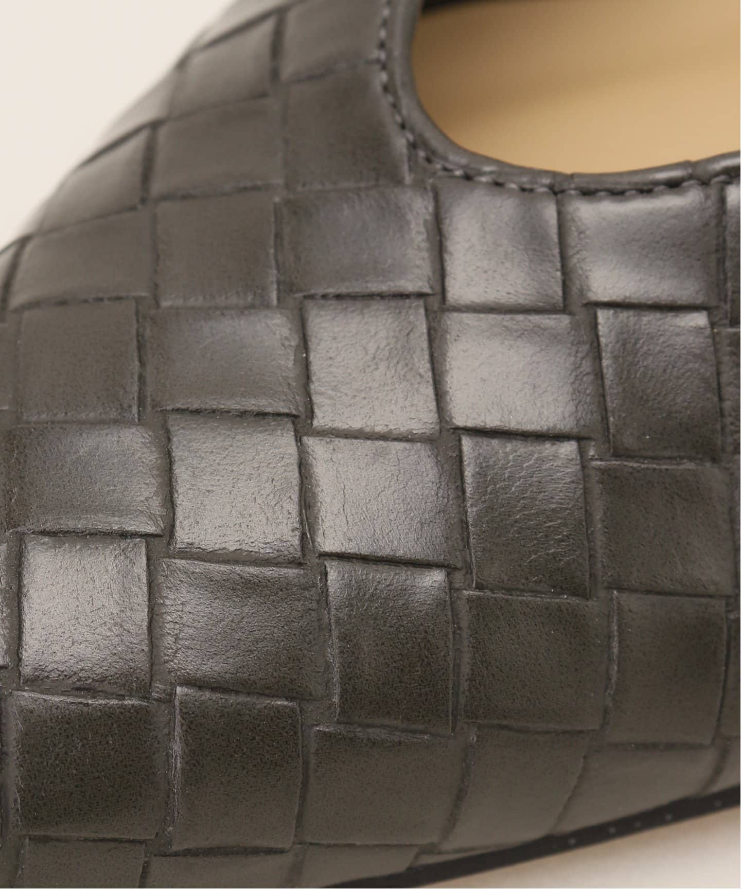 ポインテッドエンボススリングバック（フラットシューズ）｜LE