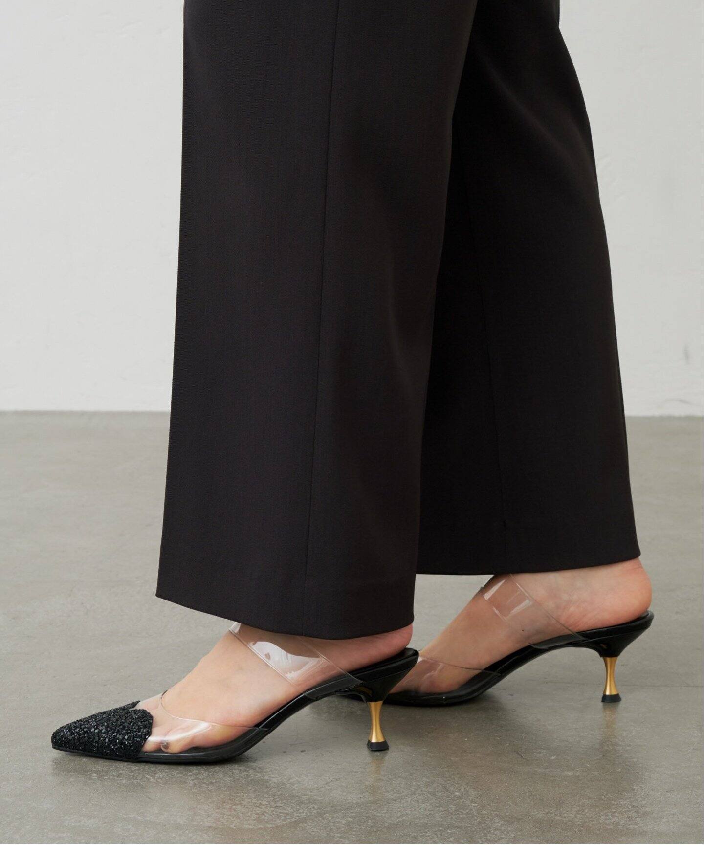 GRISE ブラック ポインテッドトゥ ミュール M