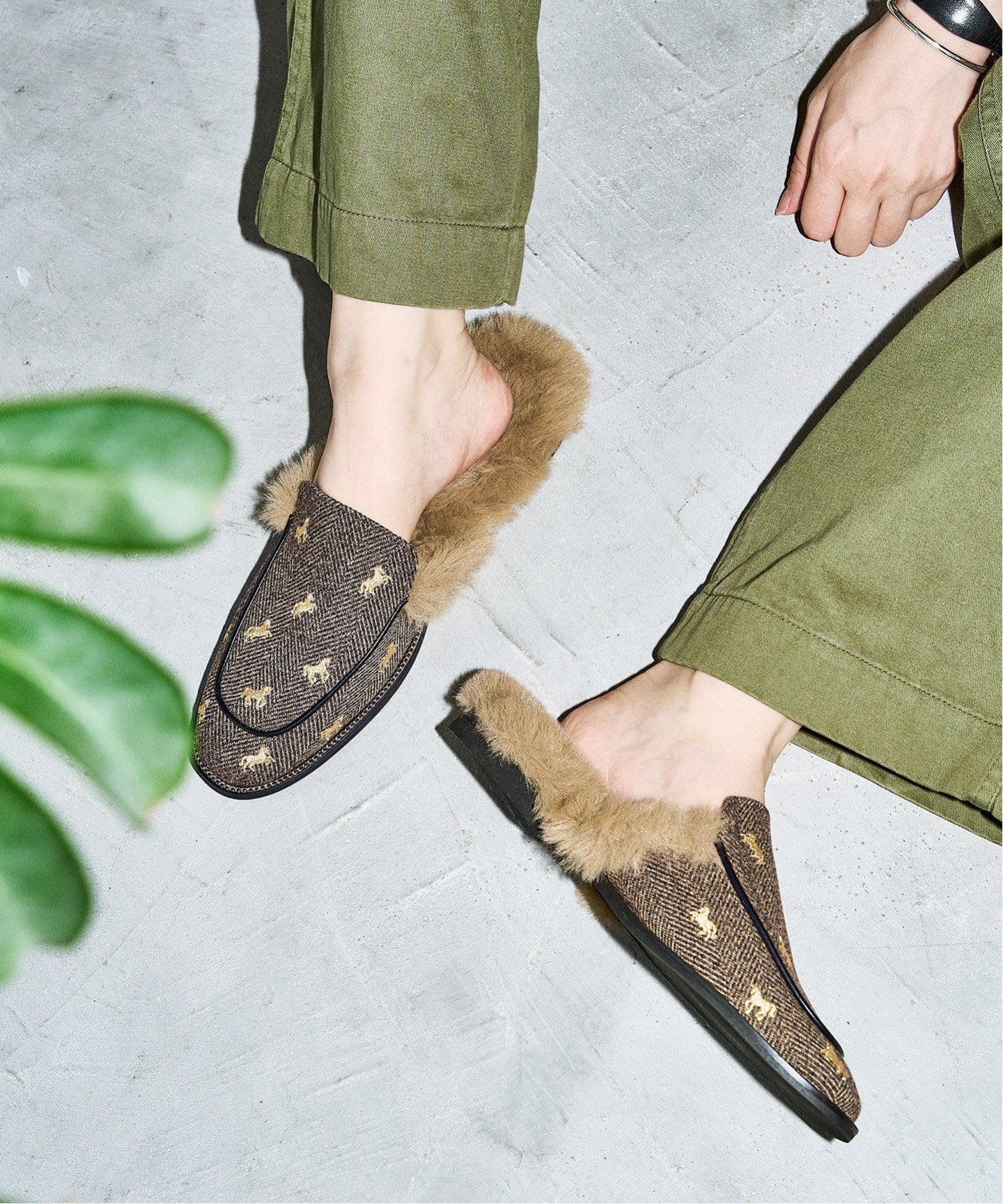 GRISEエンブロイダリーファースリッパ（フラットシューズ）｜LE TALON