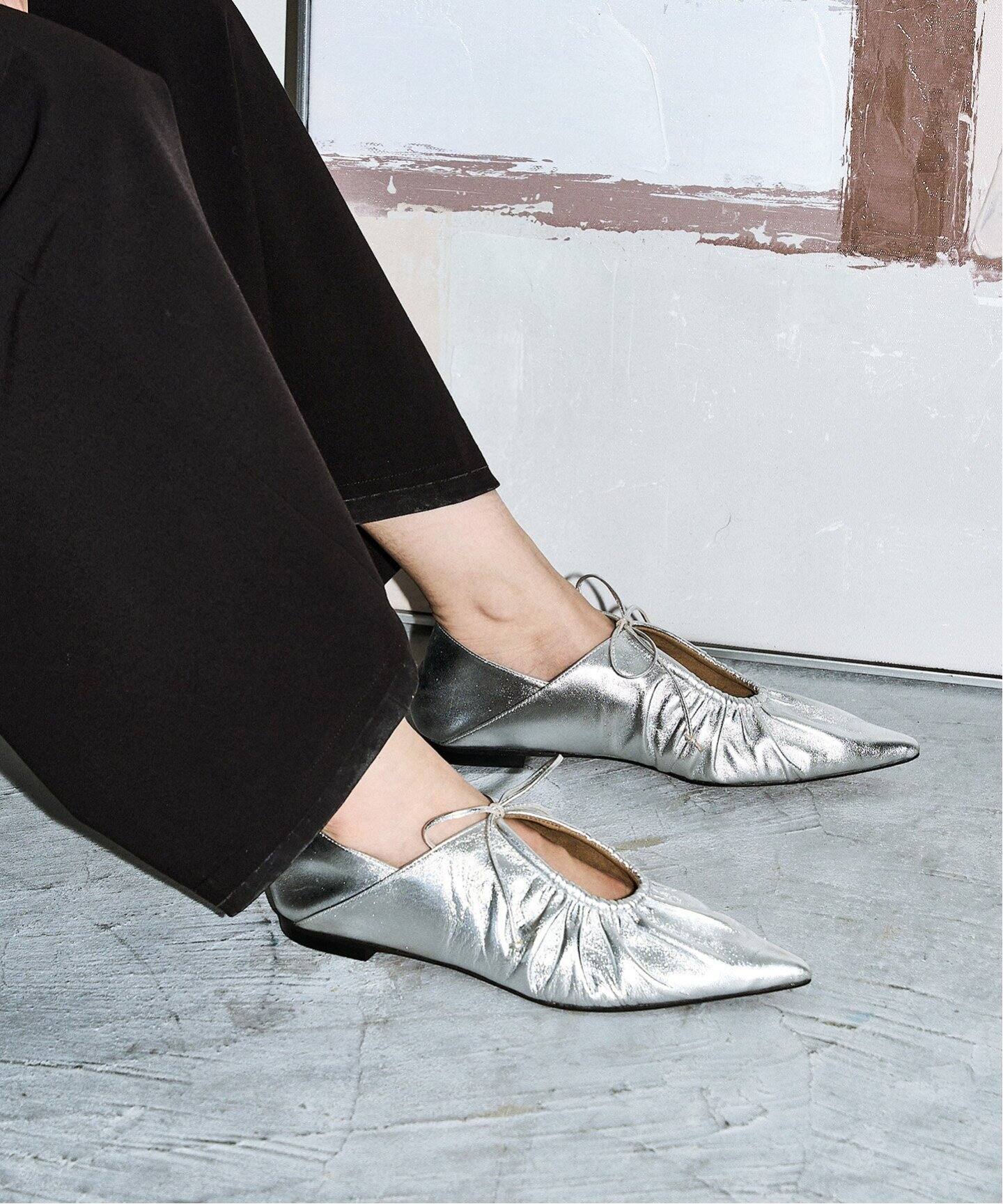 追加》MIDORI UEEDA×GRISEレザーポインテッドギャザーバブーシュ  