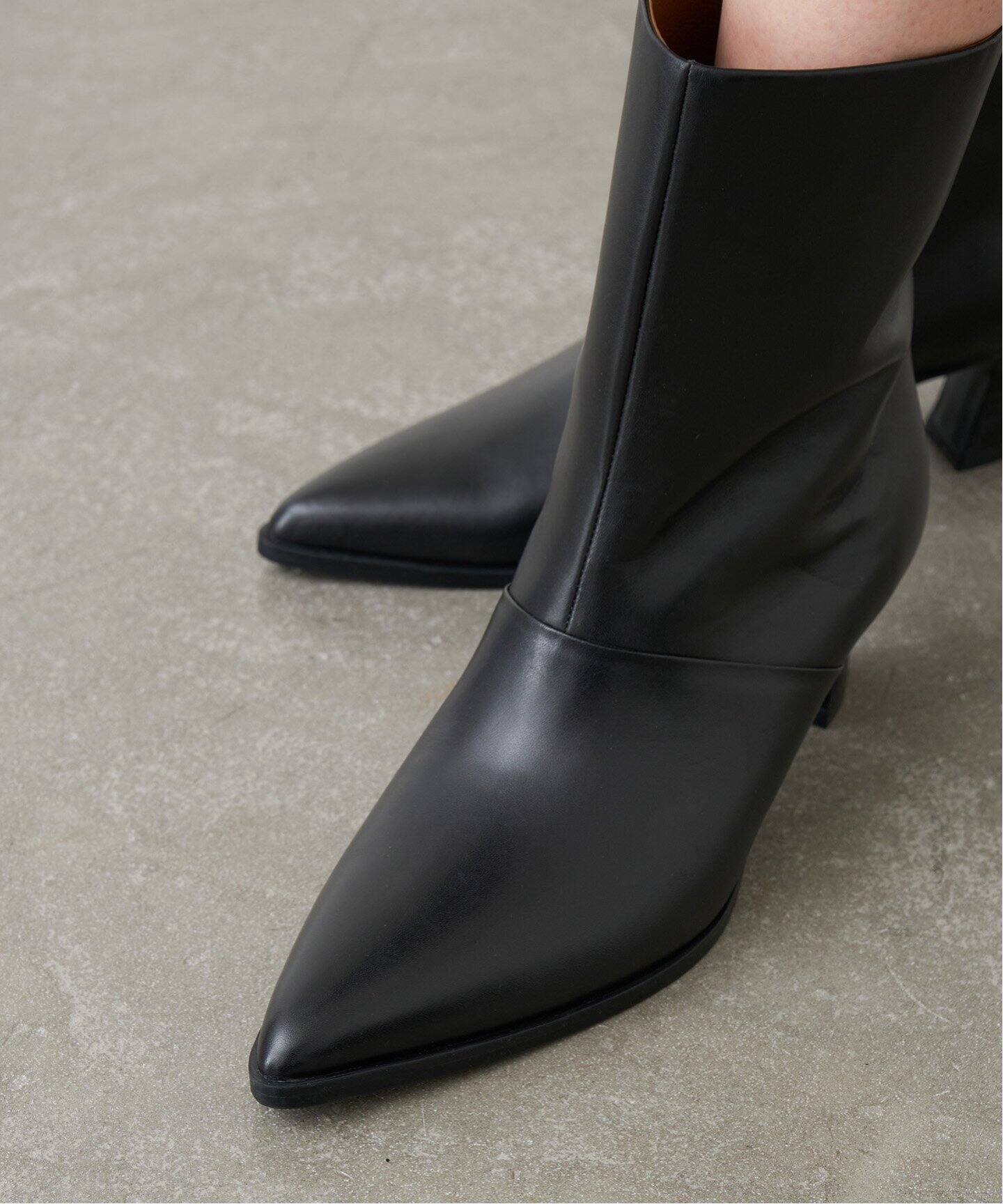 GRISE5.5cmレザーポインテッドルーズショートブーツ（ブーティ 