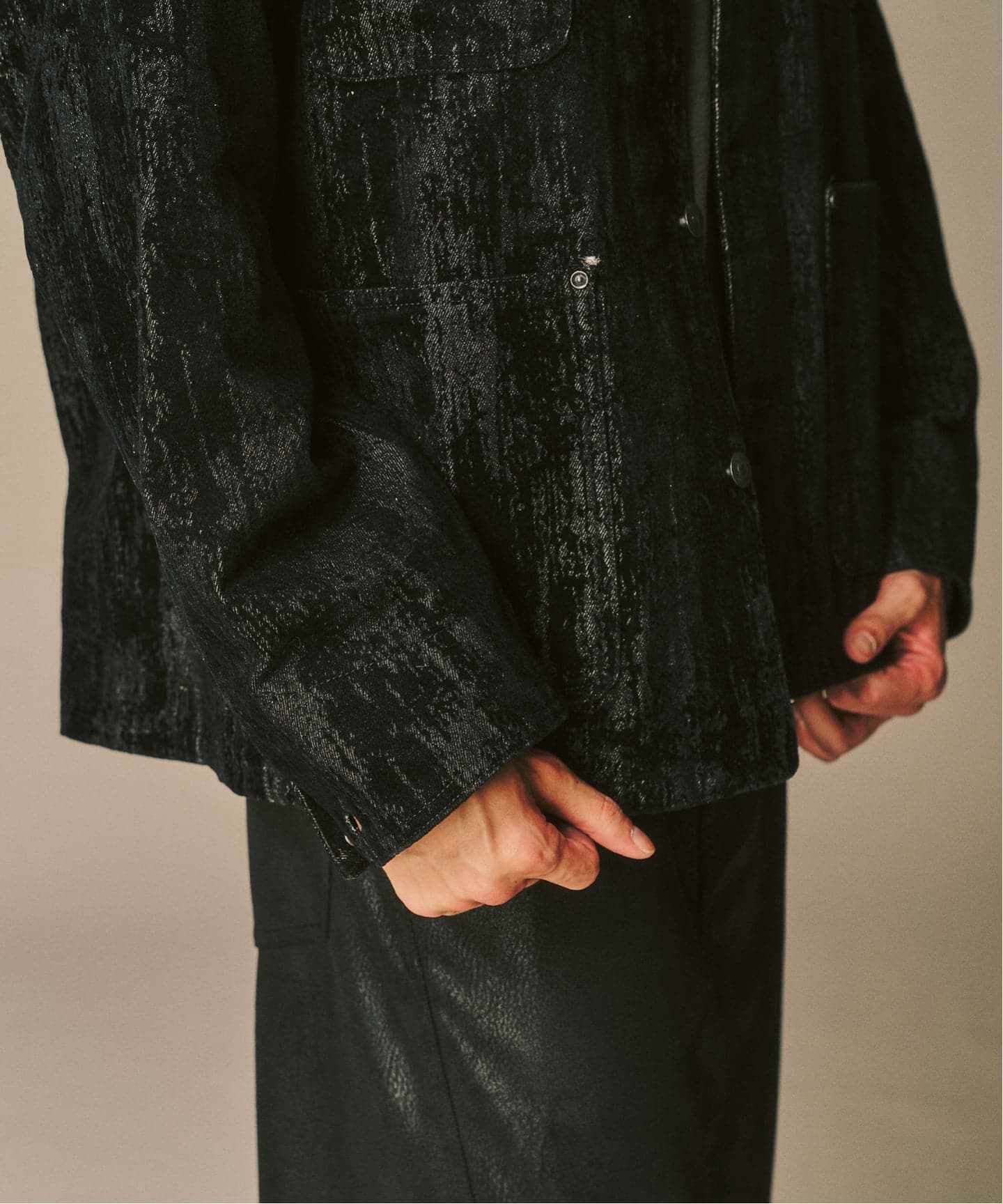 アンドゥムルメステール ベロア カバーオール ジャケット ブラック レーヨン カットオフ ブラックデニム カバーオール｜トゥモローランド 公式通販