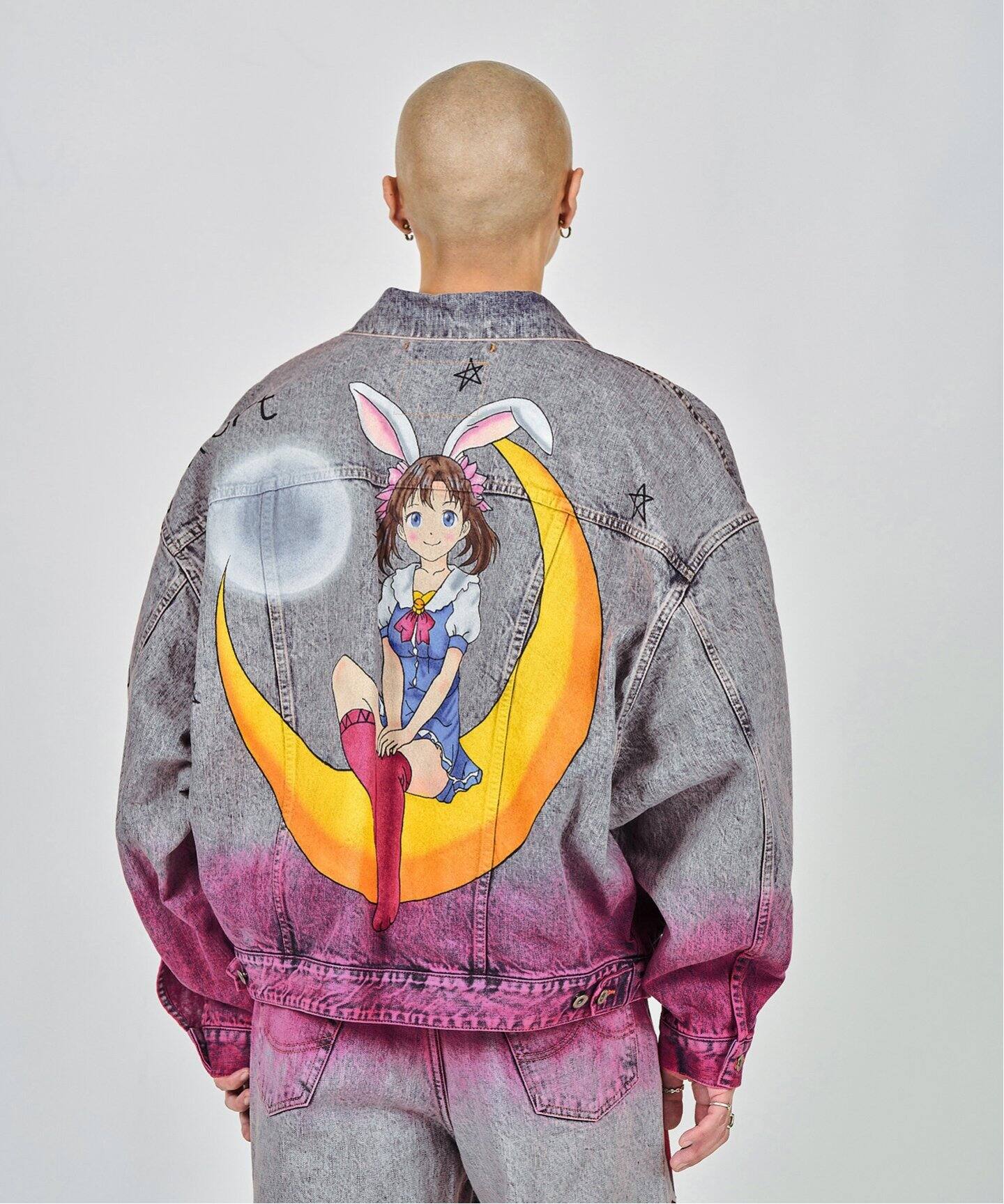 ジャケット・アウター doublet Denim Jacket ダブレットの24年秋冬、“薬草をイメージ”緑色ステッチのデニムパンツ