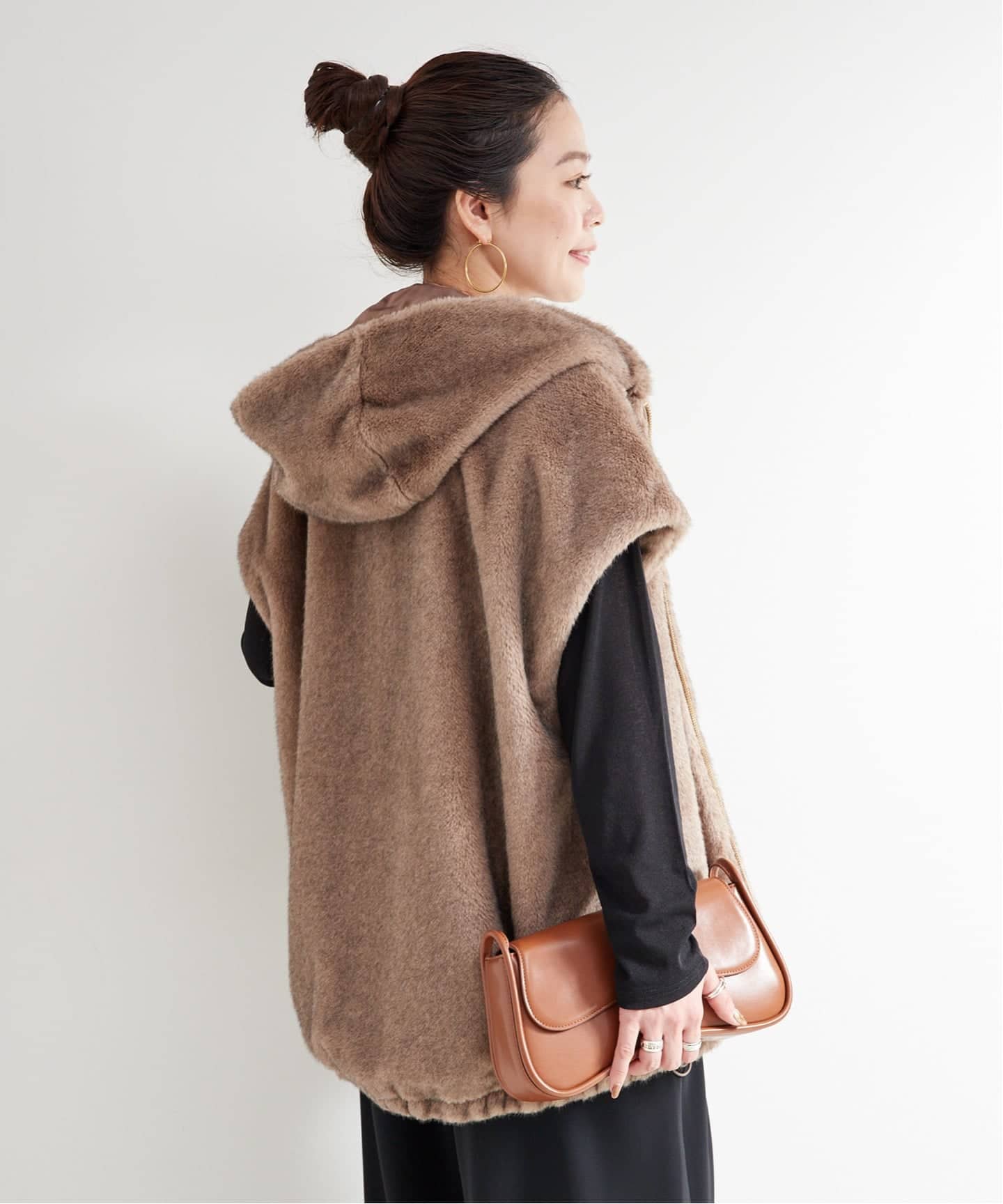 ベイクルーズ B.C STOCK フード付きミンク調ファーベスト 茶 追加》【WEB＋一部店舗限定】手洗い可 / フード付きミンク調ファー