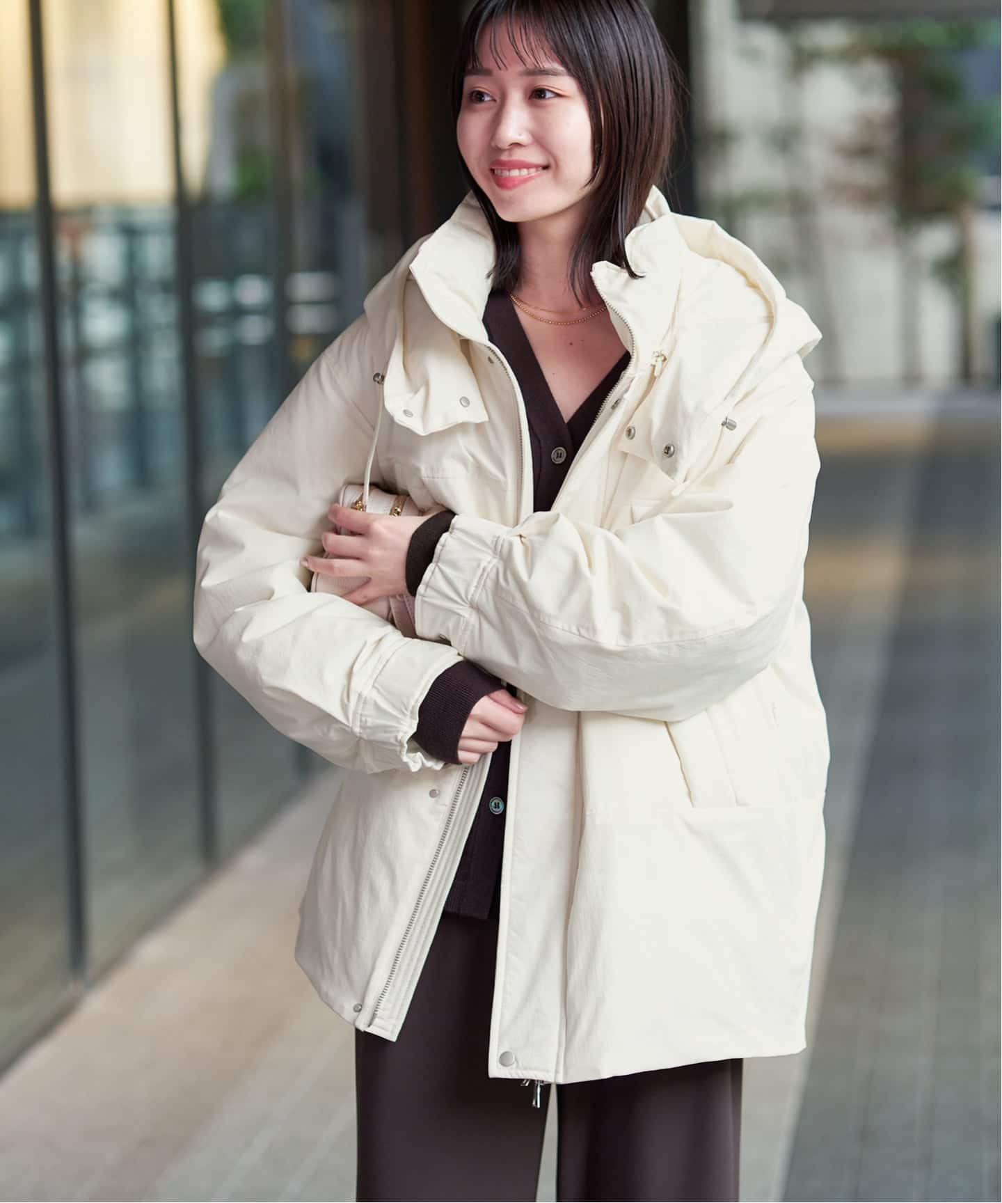 SLOBE IENAホワイト フード付きダウンジレ フェザーライト撥水モンスターダウン（ダウンジャケット）｜SLOBE IENA