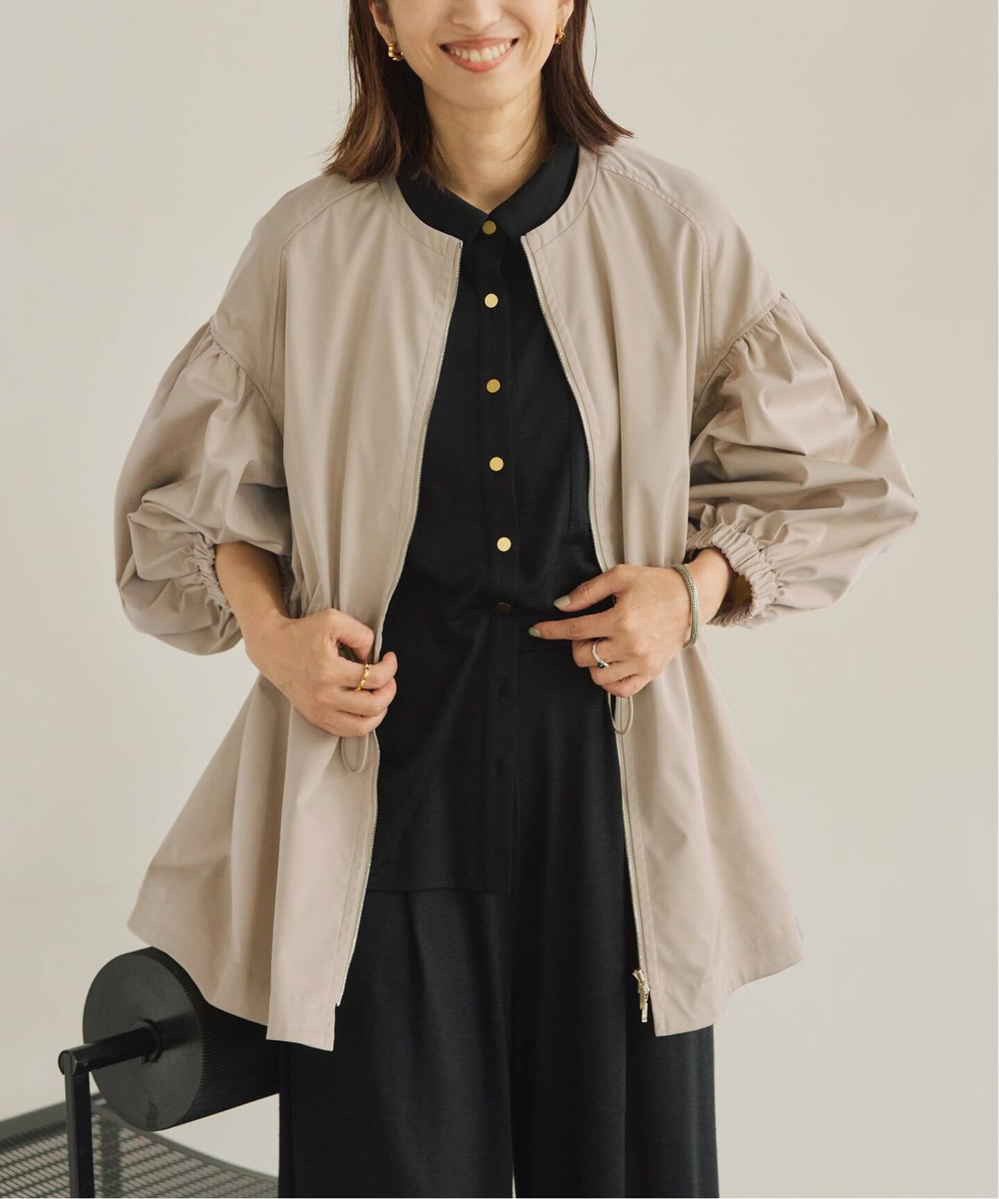 VERMEIL par iena ノーカラーギャザーZIPブルゾン　ブラック VERMEIL par iena コート アウター 「追加」ノーカラーギャザー