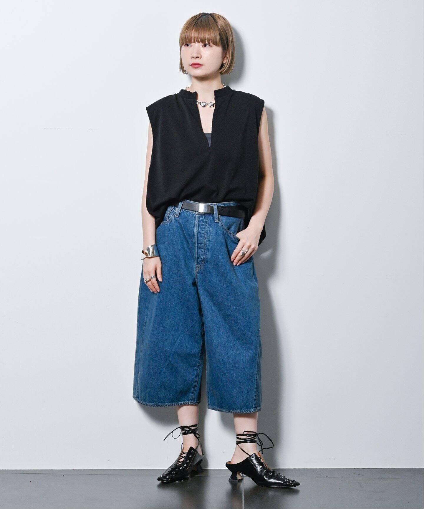 【KURO】WIDE SPREAD CROPPED SHORTS セール】KURO | WIDE SPREAD CROPPED SHORTS WOMEN（デニム